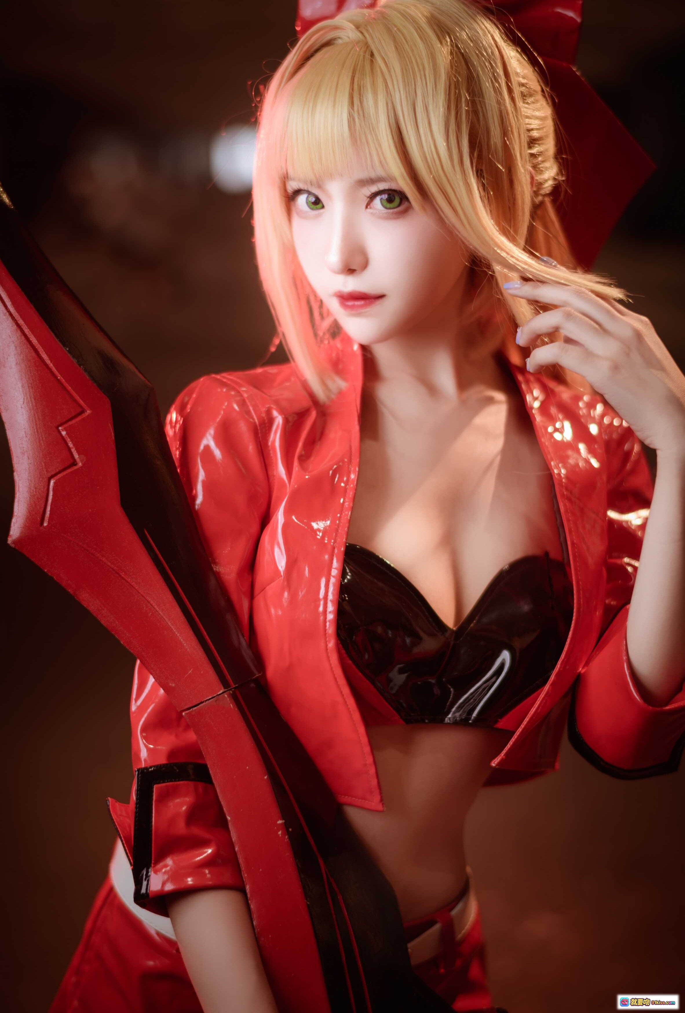 图片[2] - Shika小鹿鹿NO.051尼禄赛车Cosplay 红色皮衣猫耳造型 持27号赛车牌 动感街拍写真 - 就要吻