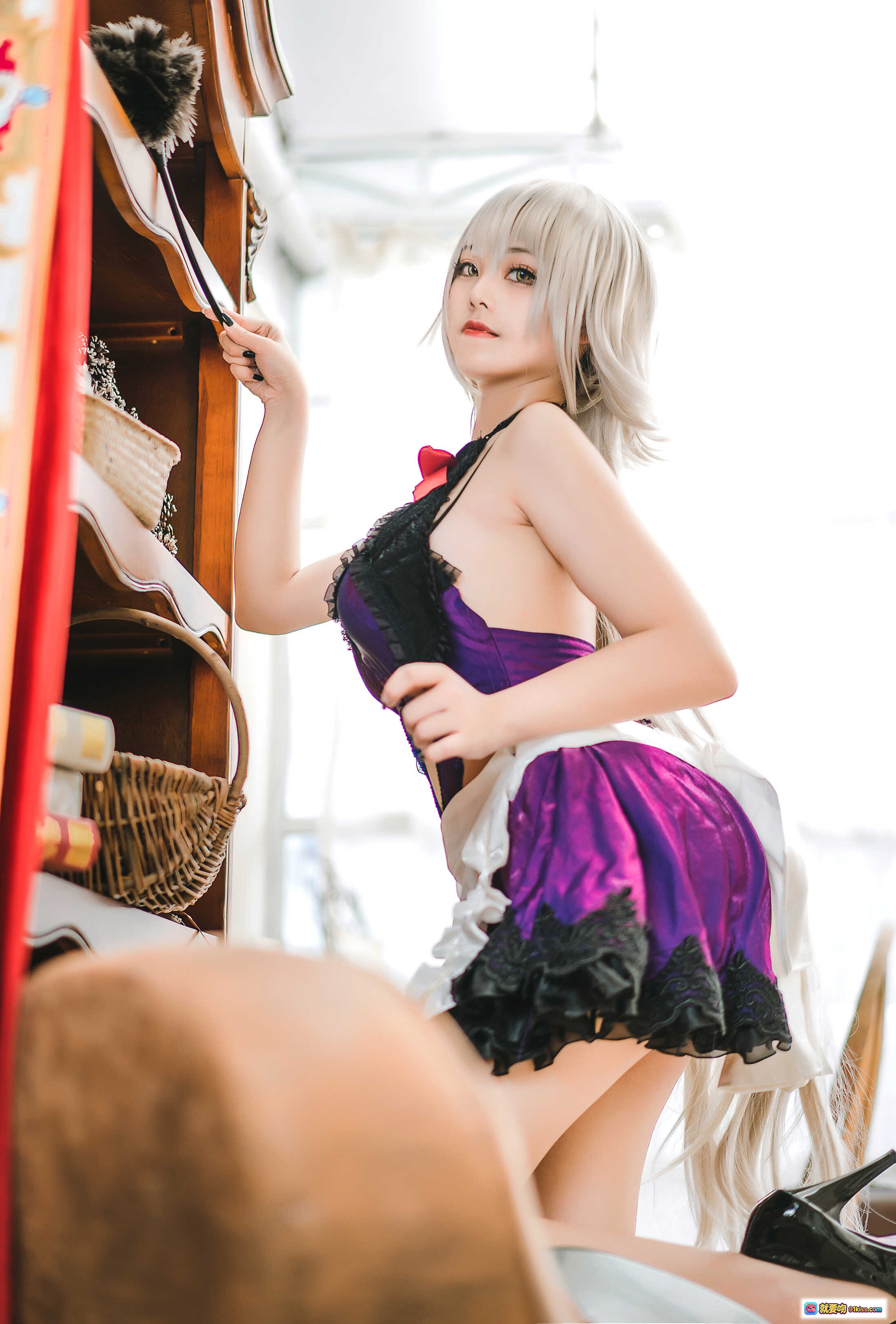 图片[9] - 蜜汁猫裘NO.049贞德女仆Cosplay写真｜银发紫裙黑蕾丝高跟美腿优雅蹲姿钢琴旁场景 - 就要吻