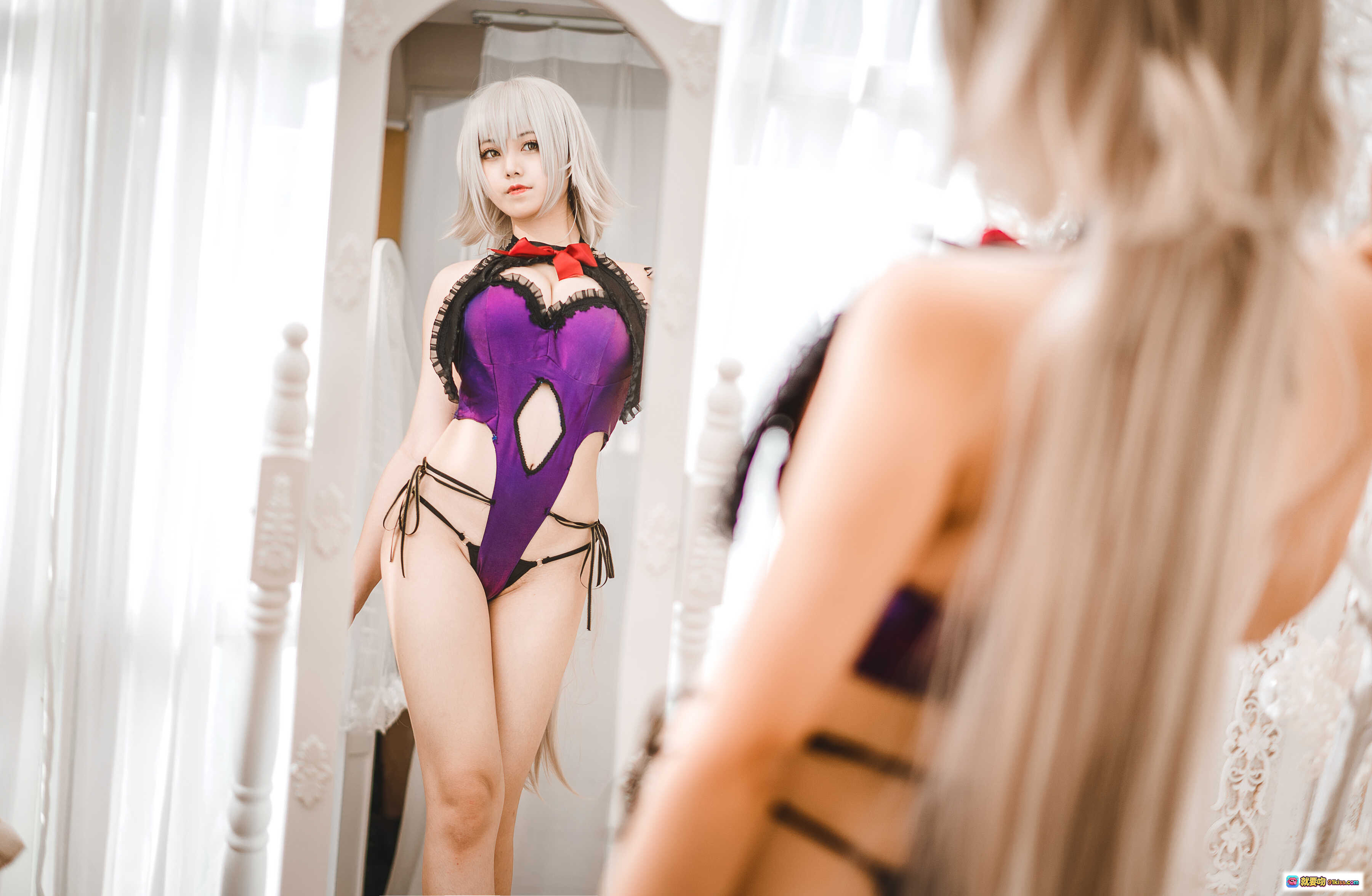 图片[7] - 蜜汁猫裘NO.049贞德女仆Cosplay写真｜银发紫裙黑蕾丝高跟美腿优雅蹲姿钢琴旁场景 - 就要吻