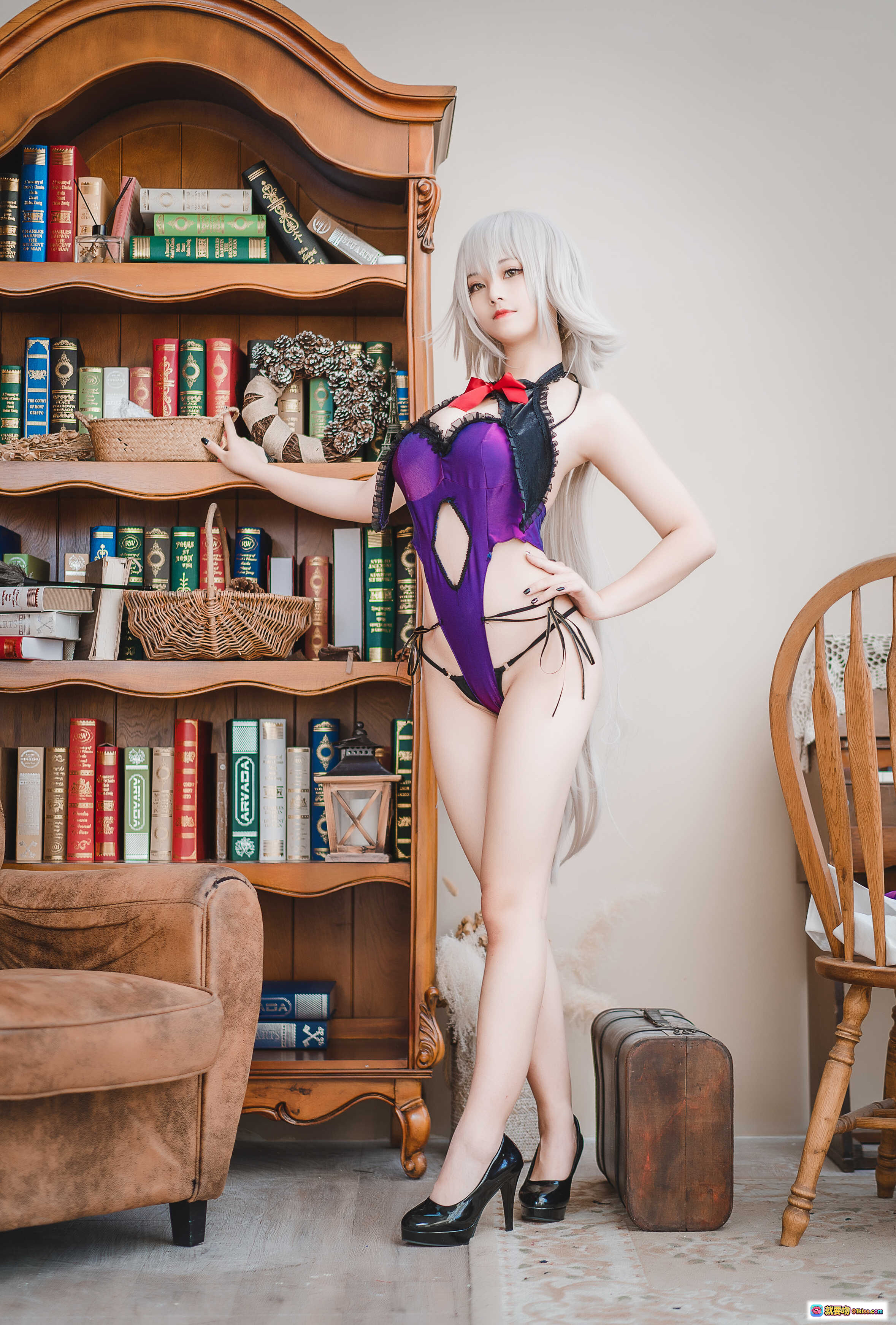 图片[6] - 蜜汁猫裘NO.049贞德女仆Cosplay写真｜银发紫裙黑蕾丝高跟美腿优雅蹲姿钢琴旁场景 - 就要吻