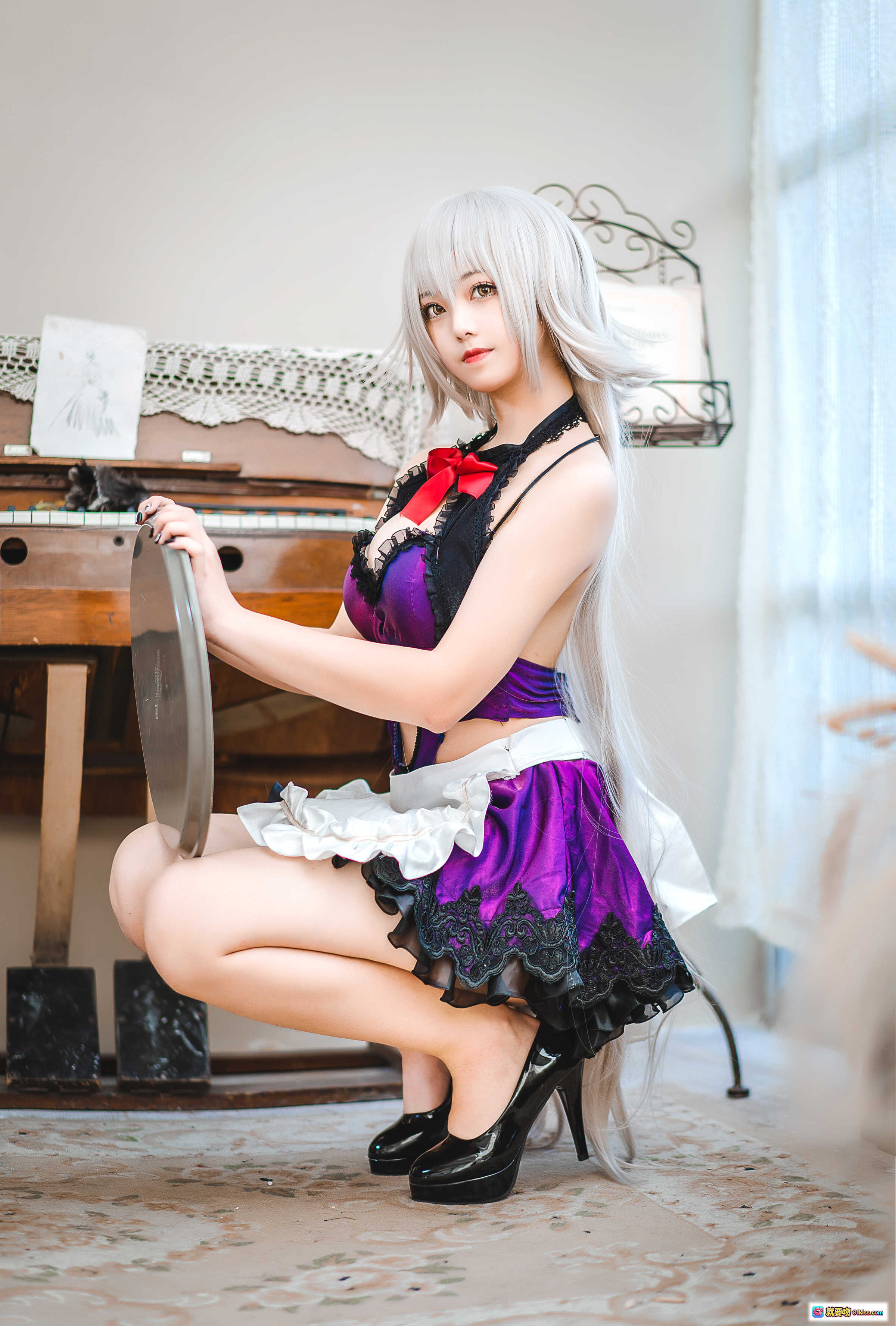 蜜汁猫裘NO.049贞德女仆Cosplay写真｜银发紫裙黑蕾丝高跟美腿优雅蹲姿钢琴旁场景 - 就要吻