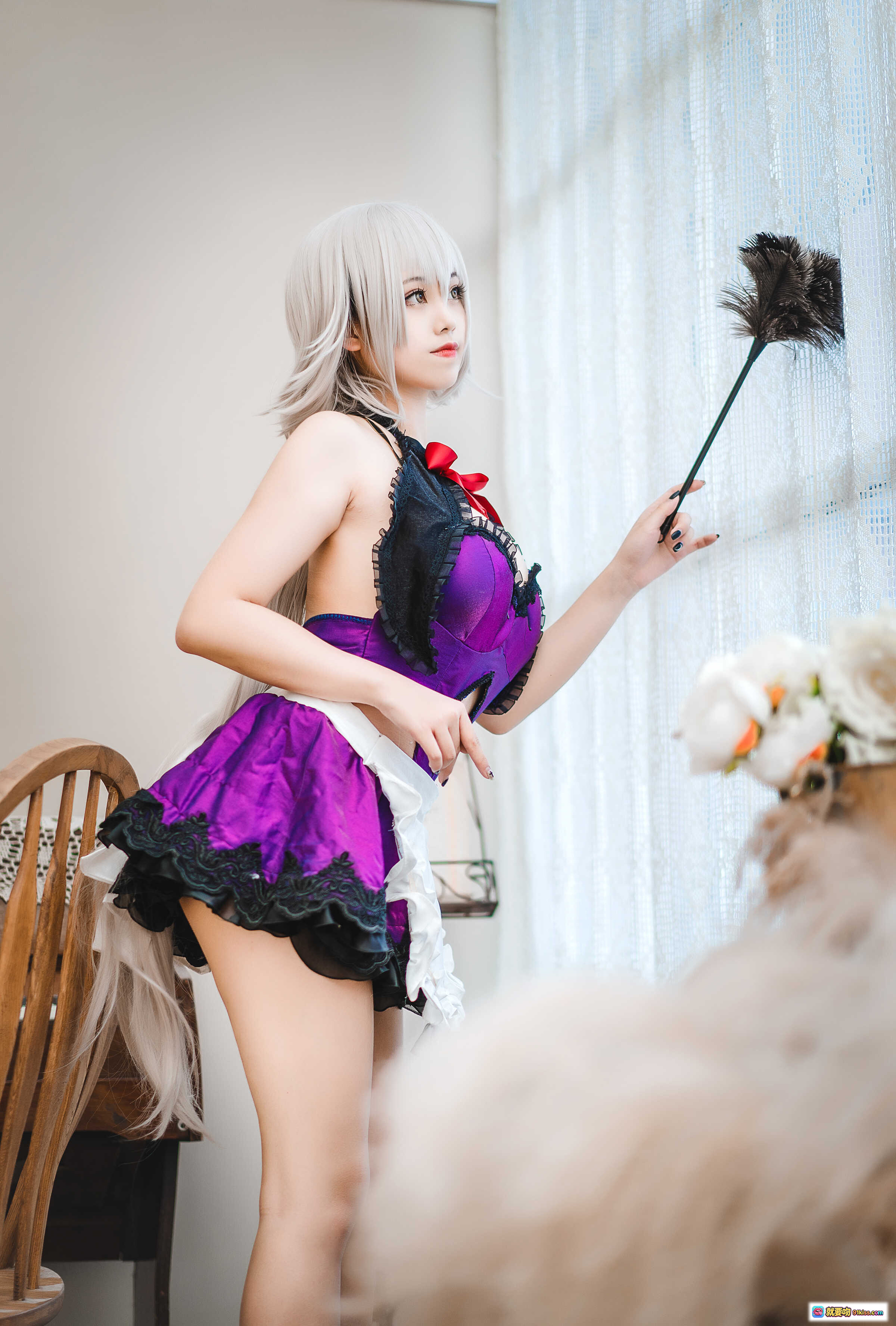 图片[4] - 蜜汁猫裘NO.049贞德女仆Cosplay写真｜银发紫裙黑蕾丝高跟美腿优雅蹲姿钢琴旁场景 - 就要吻