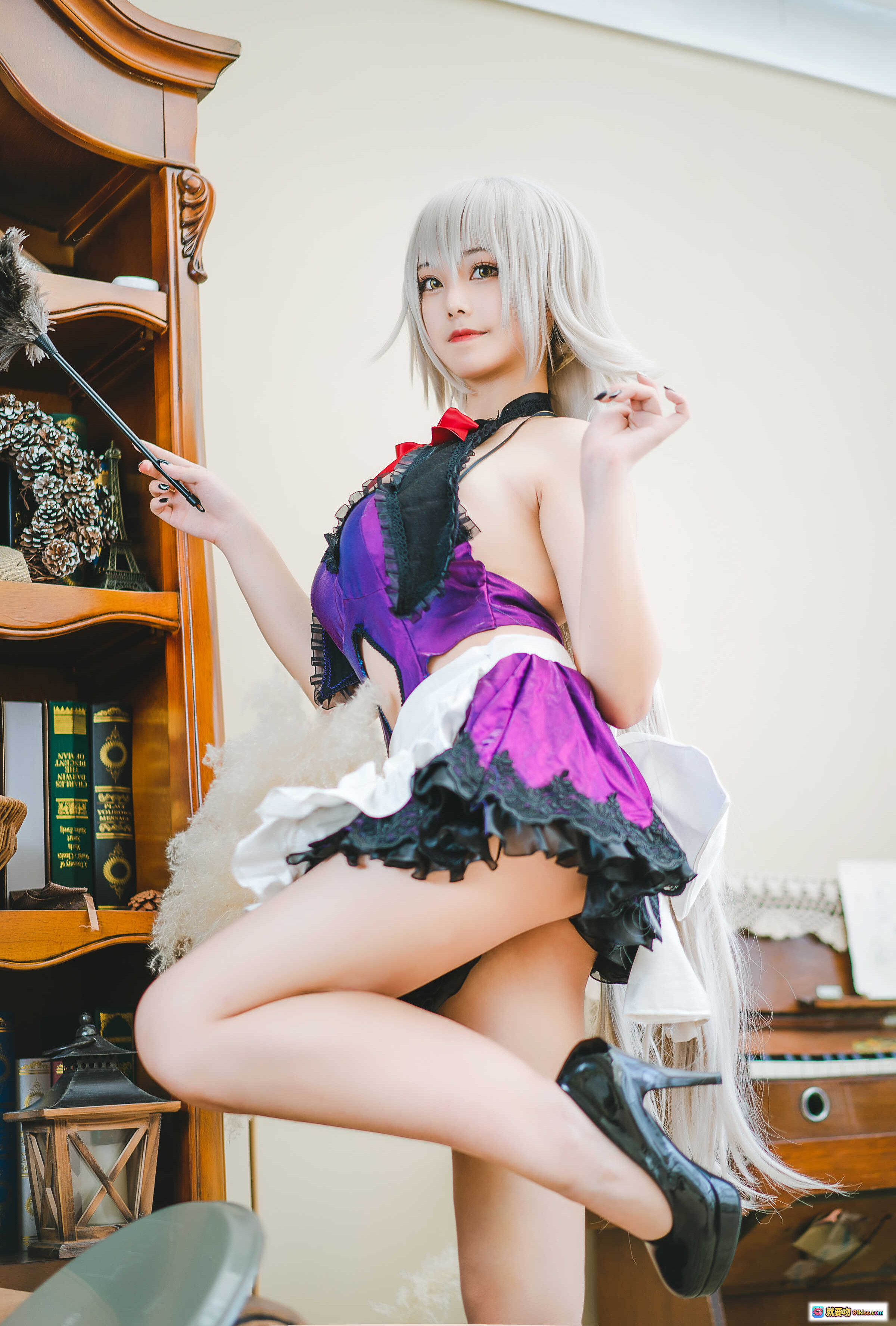 图片[10] - 蜜汁猫裘NO.049贞德女仆Cosplay写真｜银发紫裙黑蕾丝高跟美腿优雅蹲姿钢琴旁场景 - 就要吻