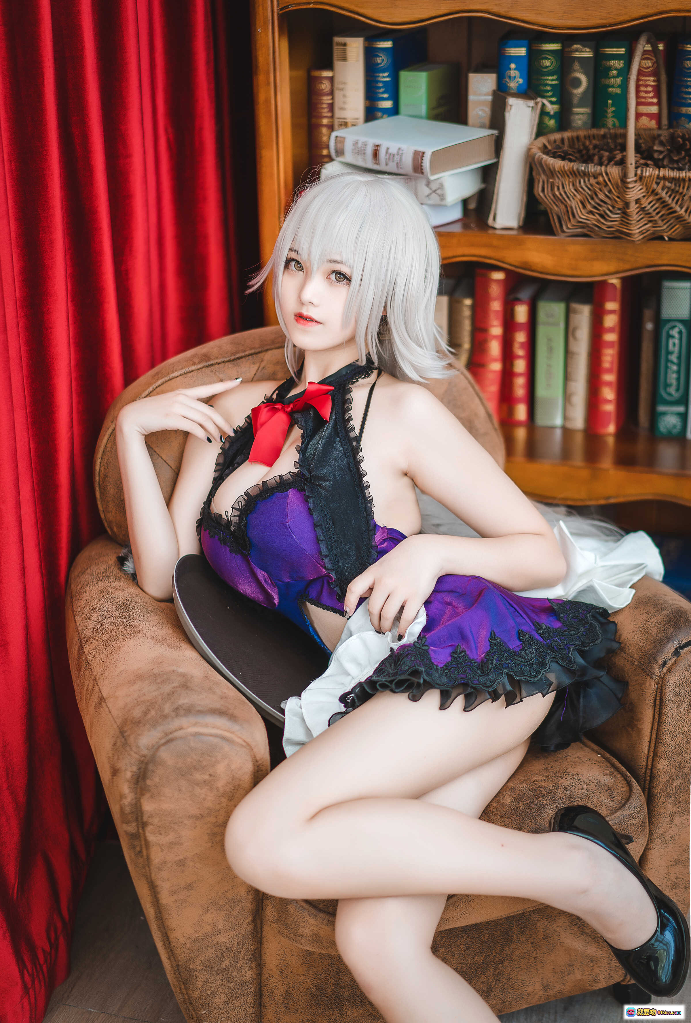 图片[5] - 蜜汁猫裘NO.049贞德女仆Cosplay写真｜银发紫裙黑蕾丝高跟美腿优雅蹲姿钢琴旁场景 - 就要吻