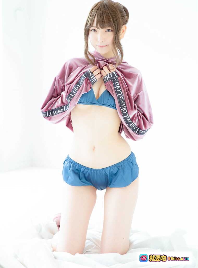 图片[7] - あまつ様誘惑フェティッシュグラビア｜ハレム美麗版33P｜ピンクフーディー×ブルーショーツ｜セクシー座りポーズ｜白背景撮影 - 就要吻