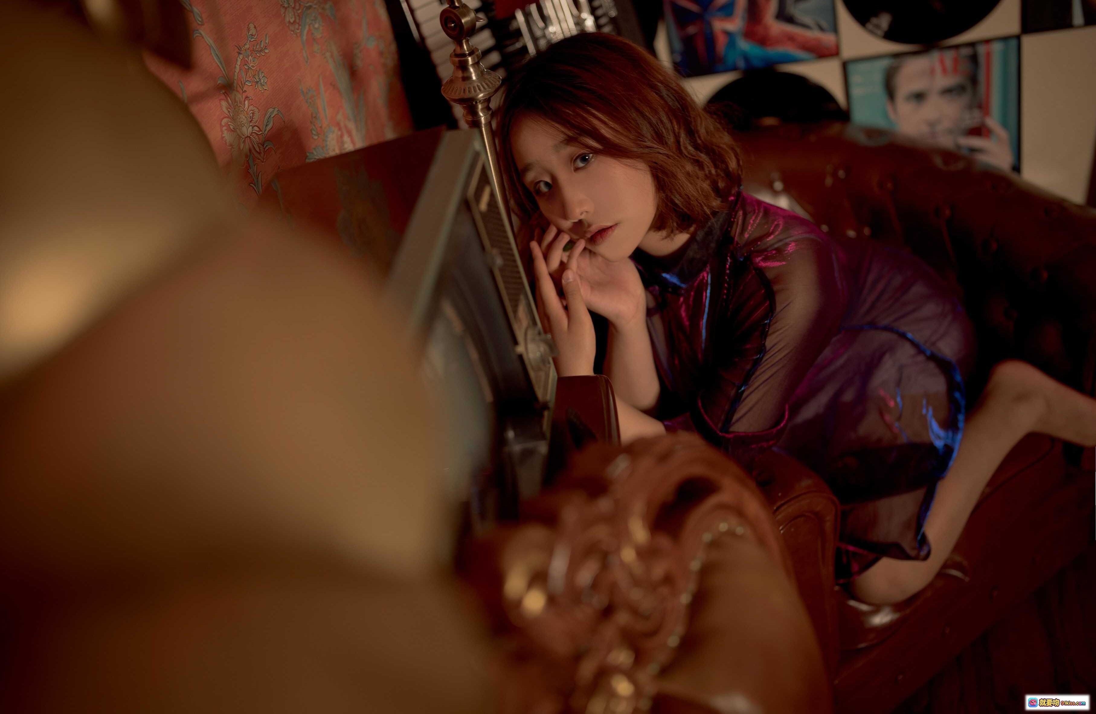 图片[5] - 穆零Mu0 NO.10旗袍写真｜复古木质地板少女坐姿｜紫色透视旗袍搭配蕾丝裙摆｜室内怀旧唱片与手风琴背景｜优雅忧郁氛围感摄影 - 就要吻