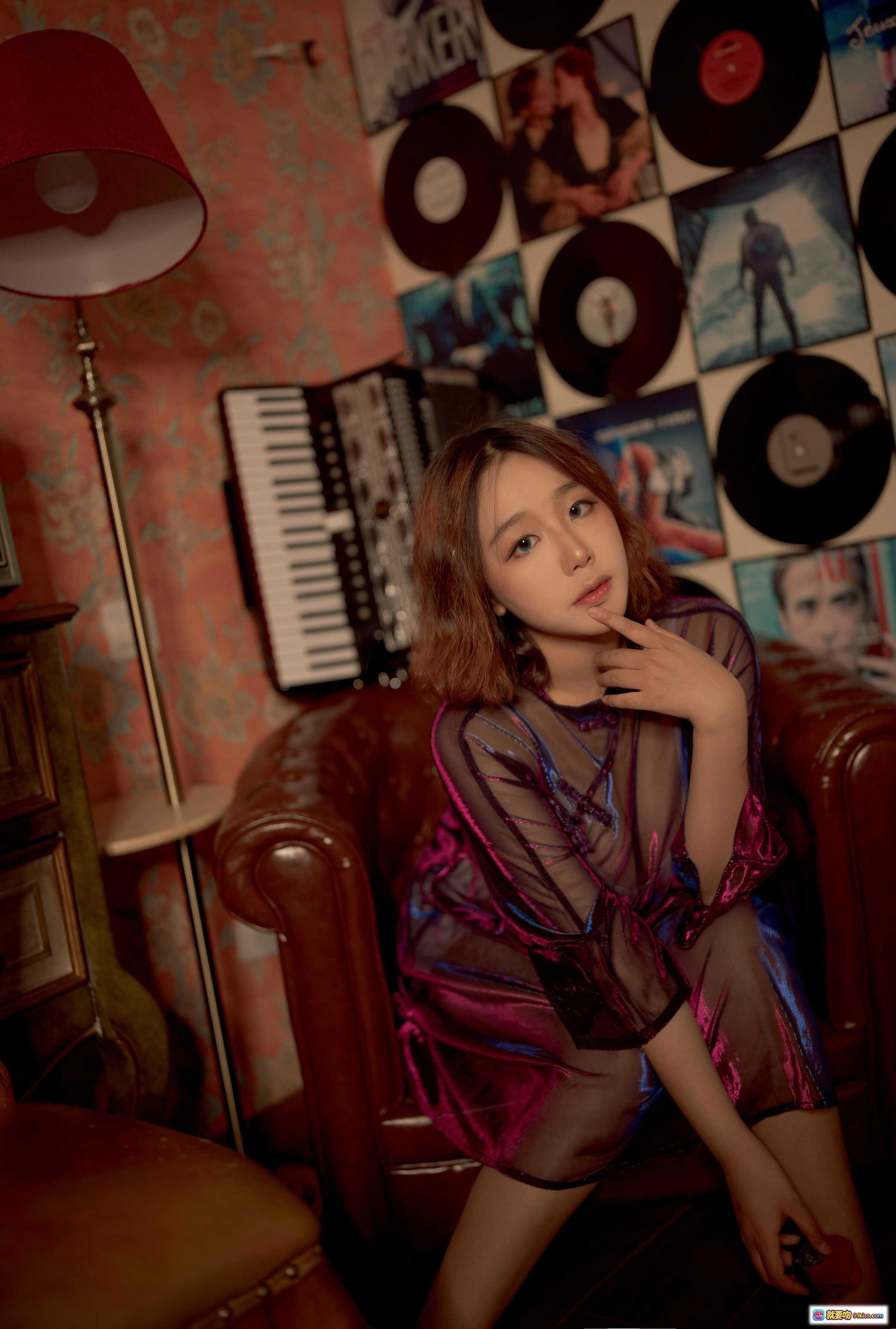 图片[4] - 穆零Mu0 NO.10旗袍写真｜复古木质地板少女坐姿｜紫色透视旗袍搭配蕾丝裙摆｜室内怀旧唱片与手风琴背景｜优雅忧郁氛围感摄影 - 就要吻