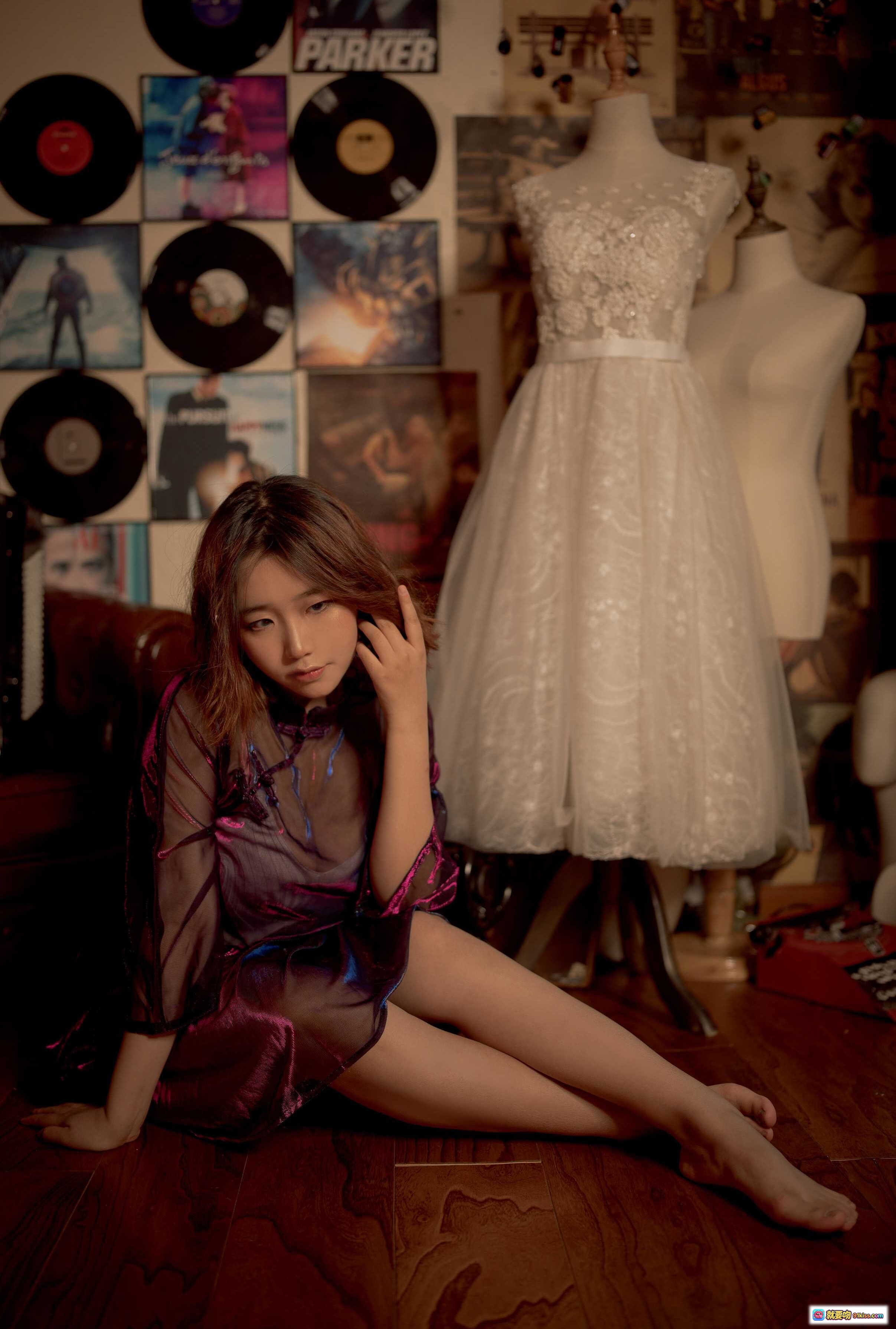 图片[9] - 穆零Mu0 NO.10旗袍写真｜复古木质地板少女坐姿｜紫色透视旗袍搭配蕾丝裙摆｜室内怀旧唱片与手风琴背景｜优雅忧郁氛围感摄影 - 就要吻
