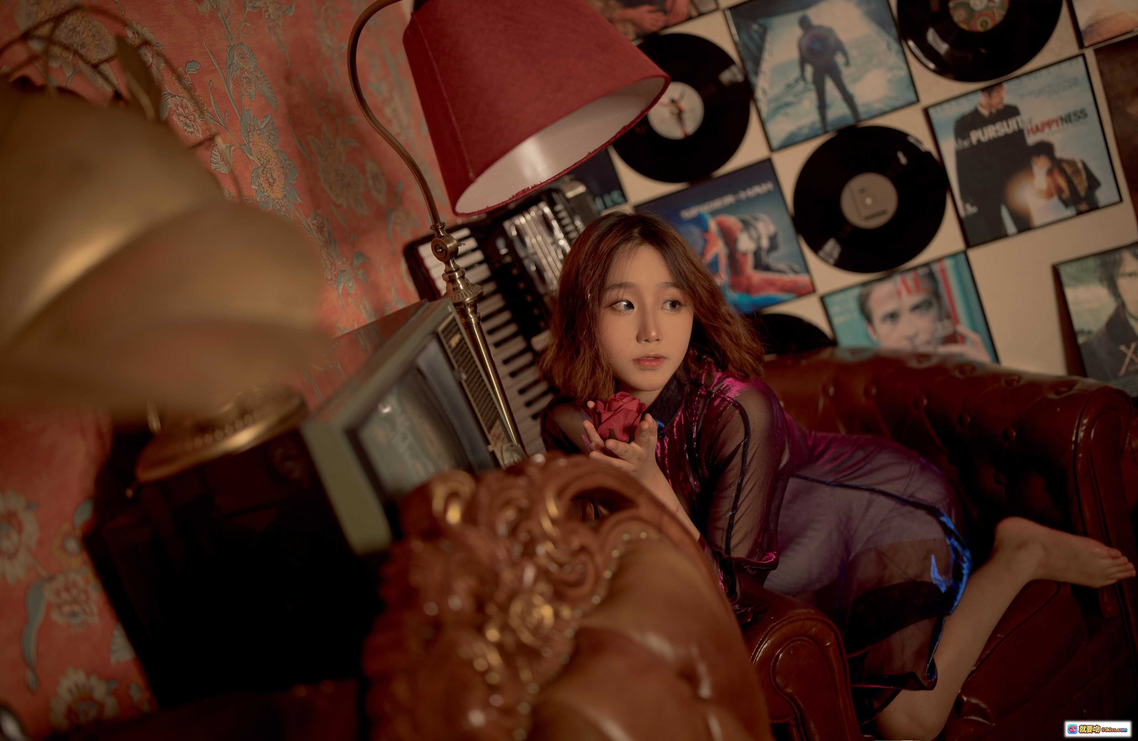 图片[2] - 穆零Mu0 NO.10旗袍写真｜复古木质地板少女坐姿｜紫色透视旗袍搭配蕾丝裙摆｜室内怀旧唱片与手风琴背景｜优雅忧郁氛围感摄影 - 就要吻