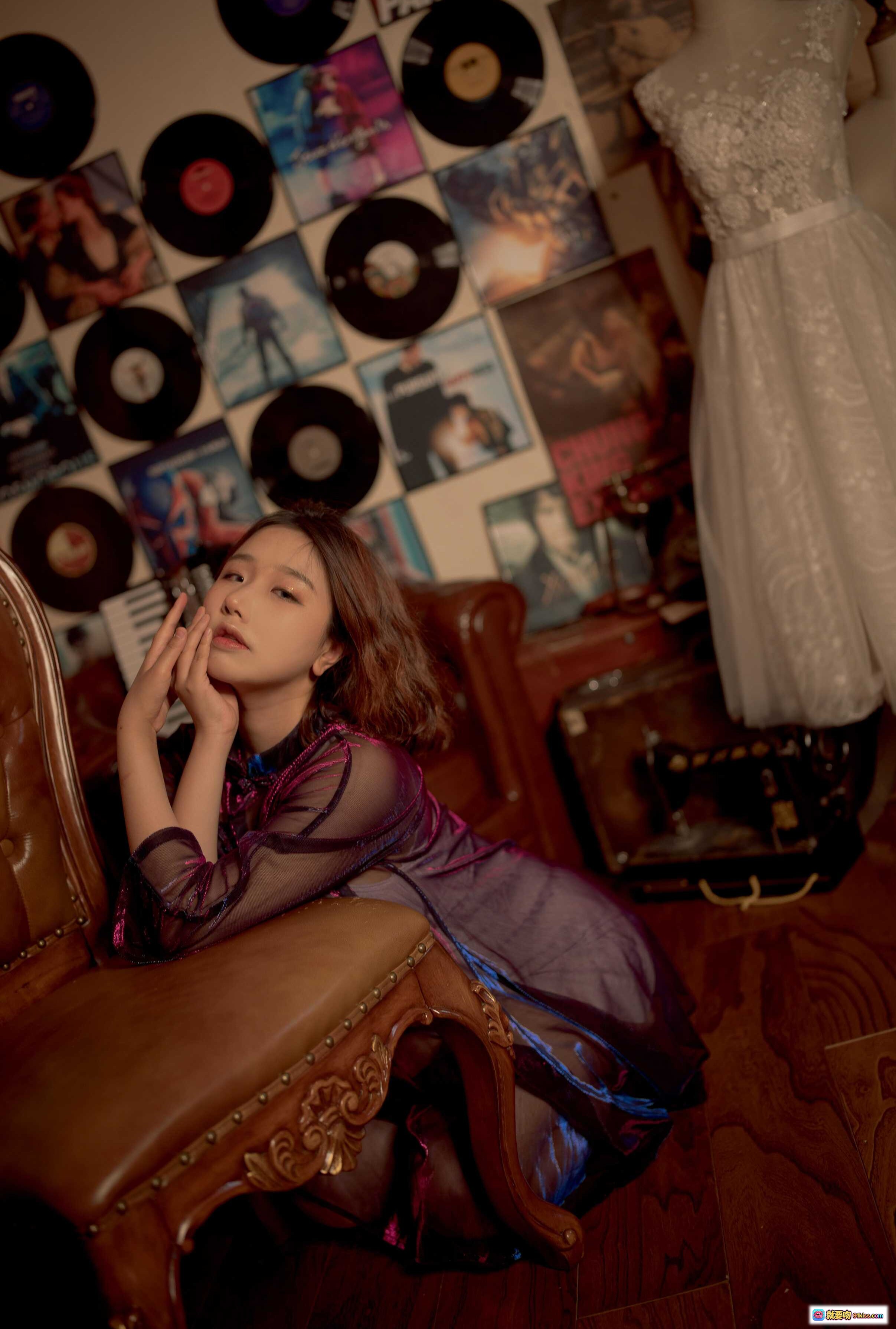 图片[3] - 穆零Mu0 NO.10旗袍写真｜复古木质地板少女坐姿｜紫色透视旗袍搭配蕾丝裙摆｜室内怀旧唱片与手风琴背景｜优雅忧郁氛围感摄影 - 就要吻