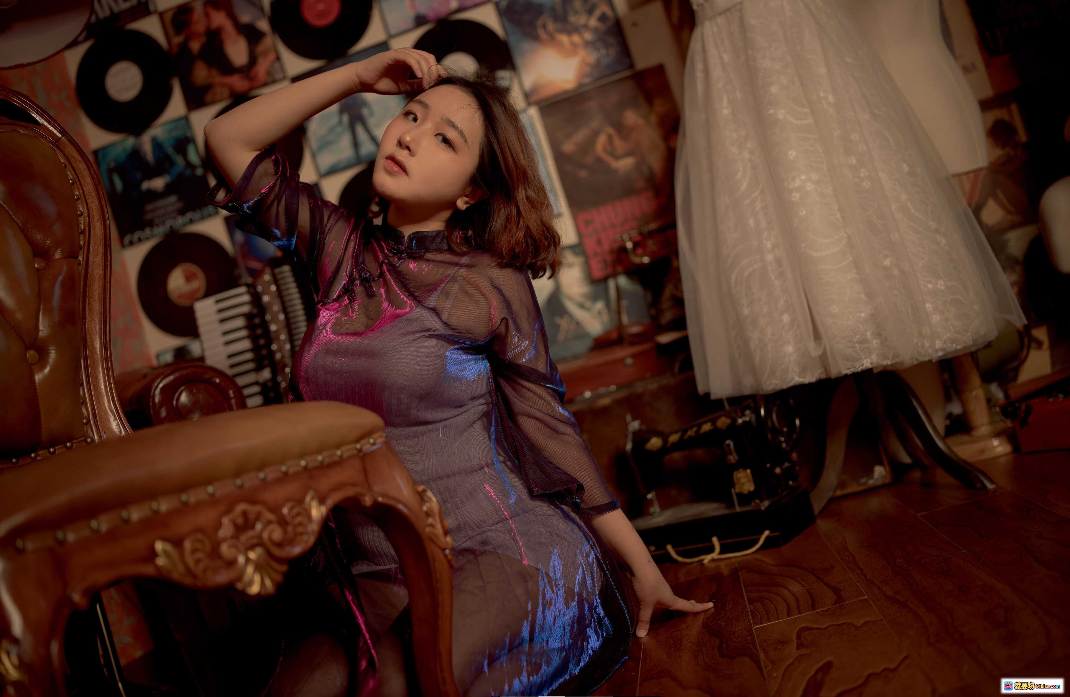 图片[7] - 穆零Mu0 NO.10旗袍写真｜复古木质地板少女坐姿｜紫色透视旗袍搭配蕾丝裙摆｜室内怀旧唱片与手风琴背景｜优雅忧郁氛围感摄影 - 就要吻