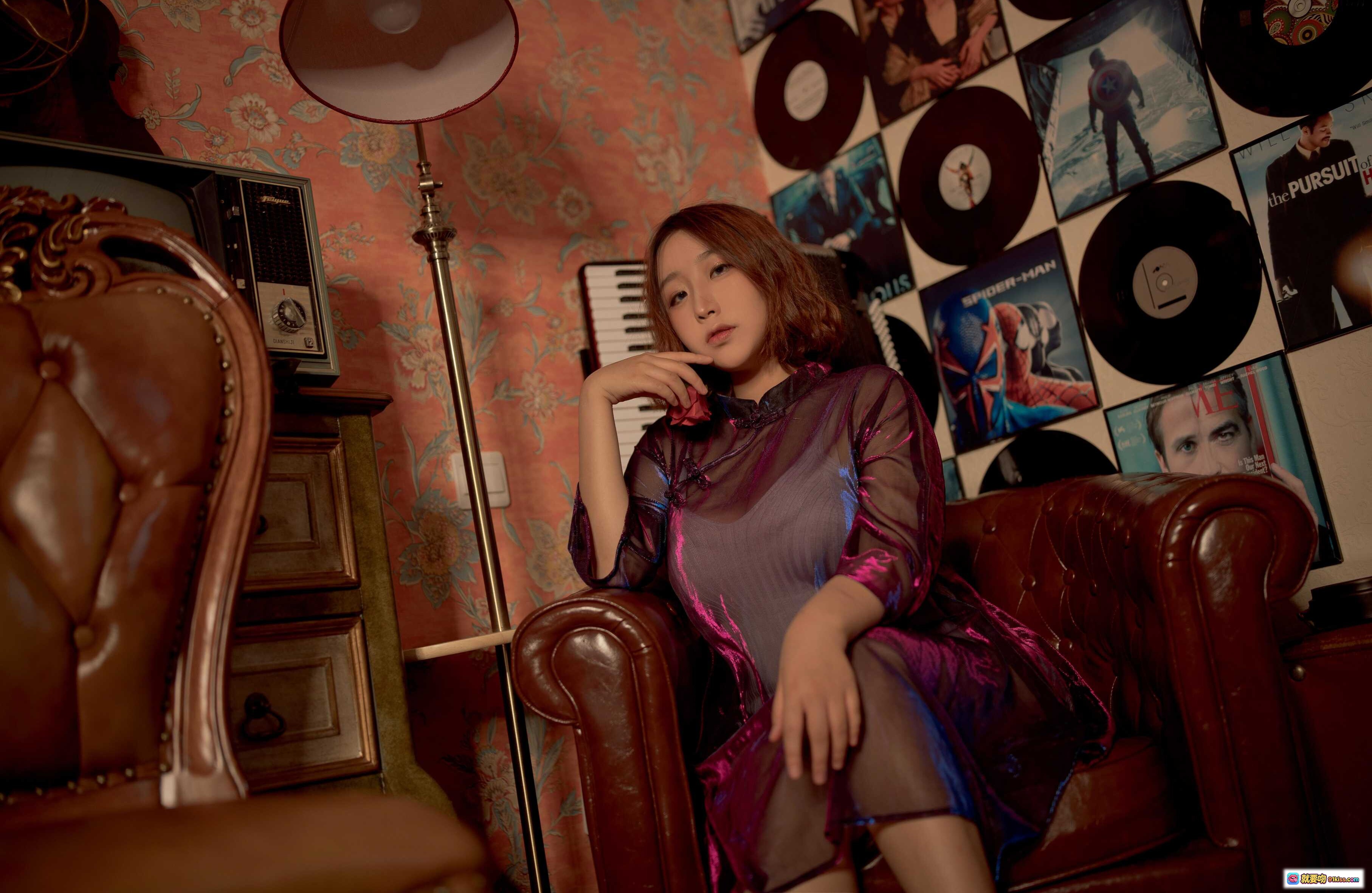 图片[10] - 穆零Mu0 NO.10旗袍写真｜复古木质地板少女坐姿｜紫色透视旗袍搭配蕾丝裙摆｜室内怀旧唱片与手风琴背景｜优雅忧郁氛围感摄影 - 就要吻