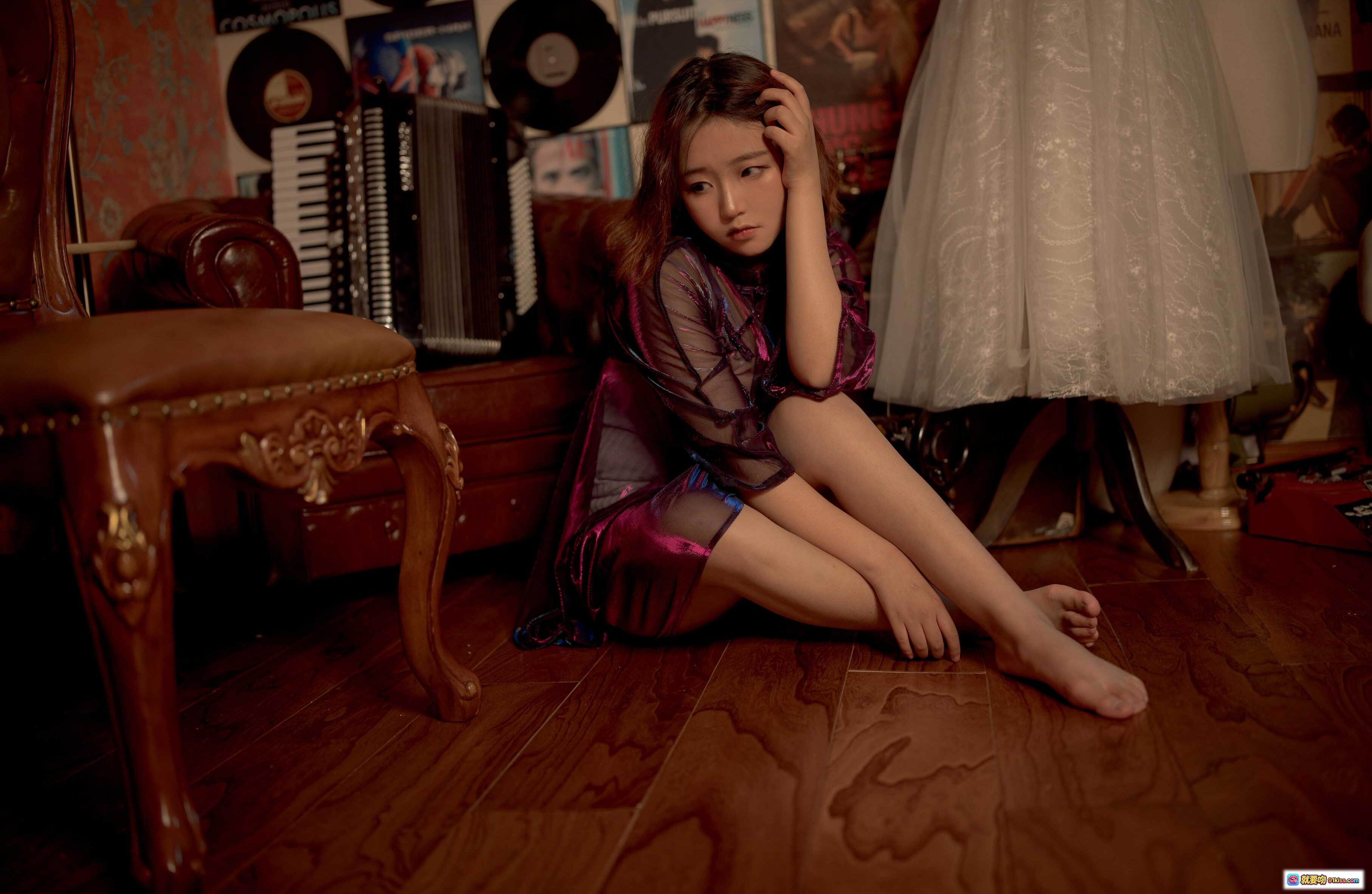 图片[1] - 穆零Mu0 NO.10旗袍写真｜复古木质地板少女坐姿｜紫色透视旗袍搭配蕾丝裙摆｜室内怀旧唱片与手风琴背景｜优雅忧郁氛围感摄影 - 就要吻