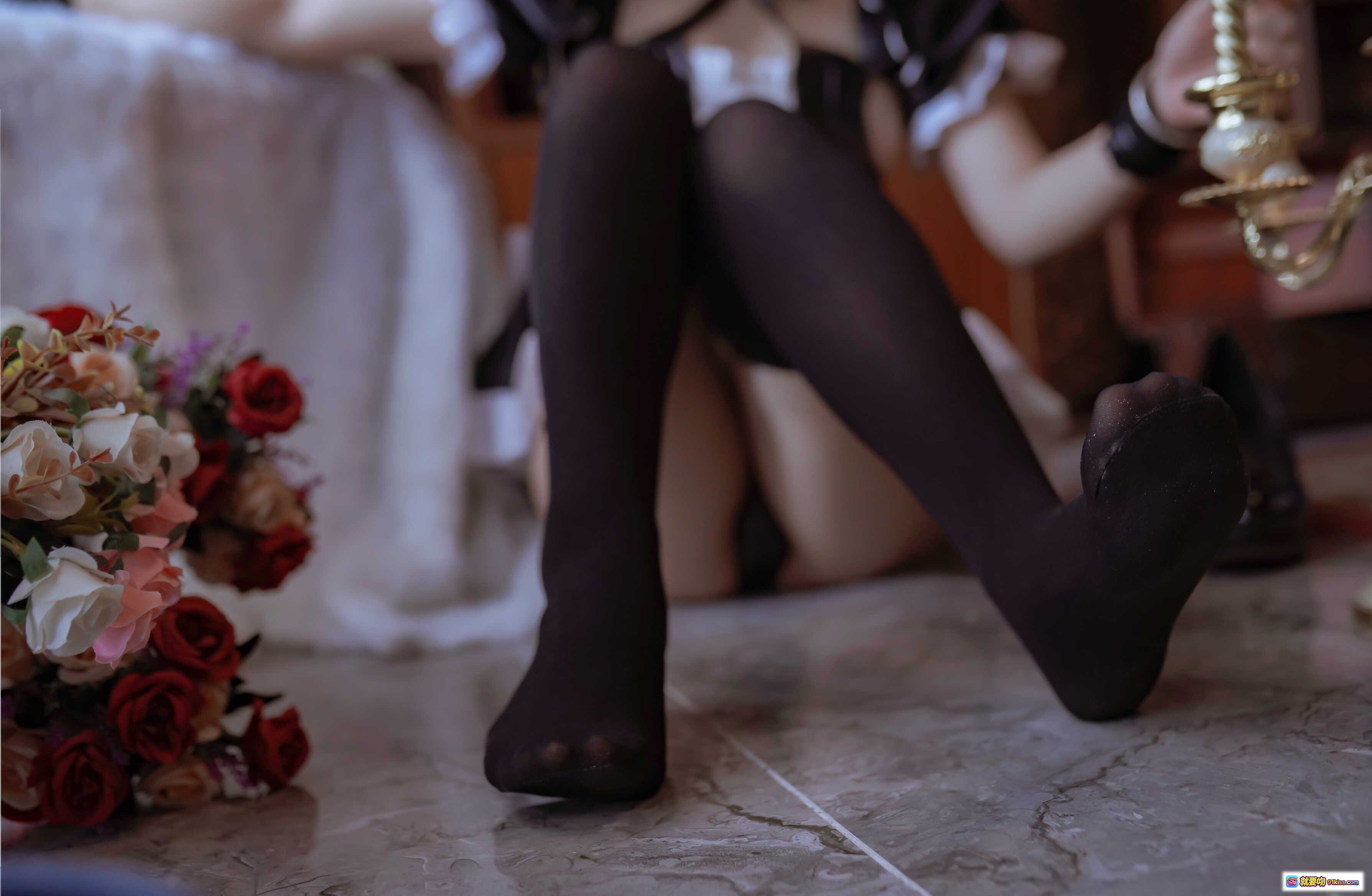 图片[10] - 日奈娇NO.001酒吞女仆写真集 黑丝美腿性感私房 41P高清图集 优雅复古室内场景 - 就要吻