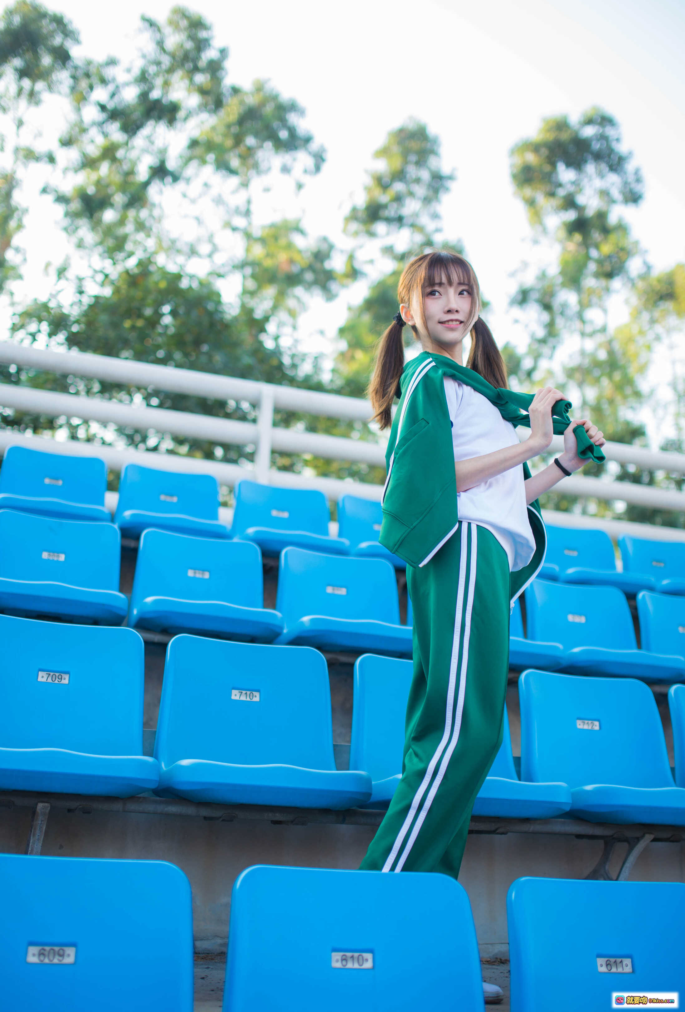 图片[6] - 绿运动服女孩校园风写真｜蓝色看台休闲姿态｜青春活力学生装｜Kitaro绮太郎NO.046系列 - 就要吻