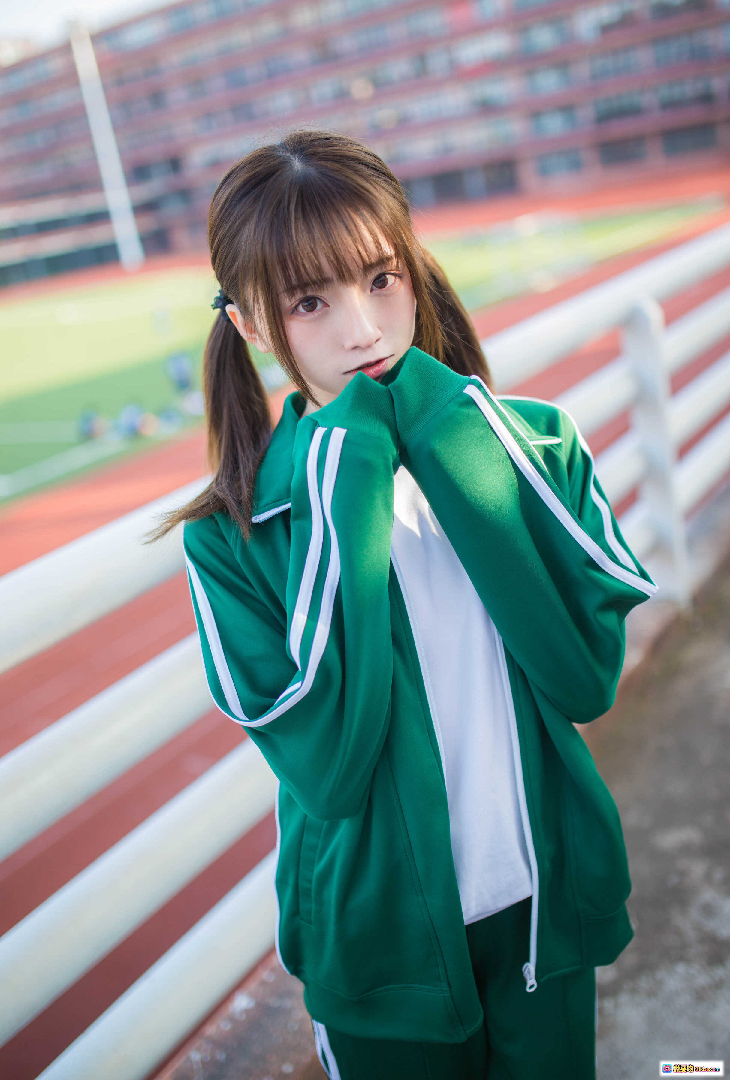 图片[7] - 绿运动服女孩校园风写真｜蓝色看台休闲姿态｜青春活力学生装｜Kitaro绮太郎NO.046系列 - 就要吻