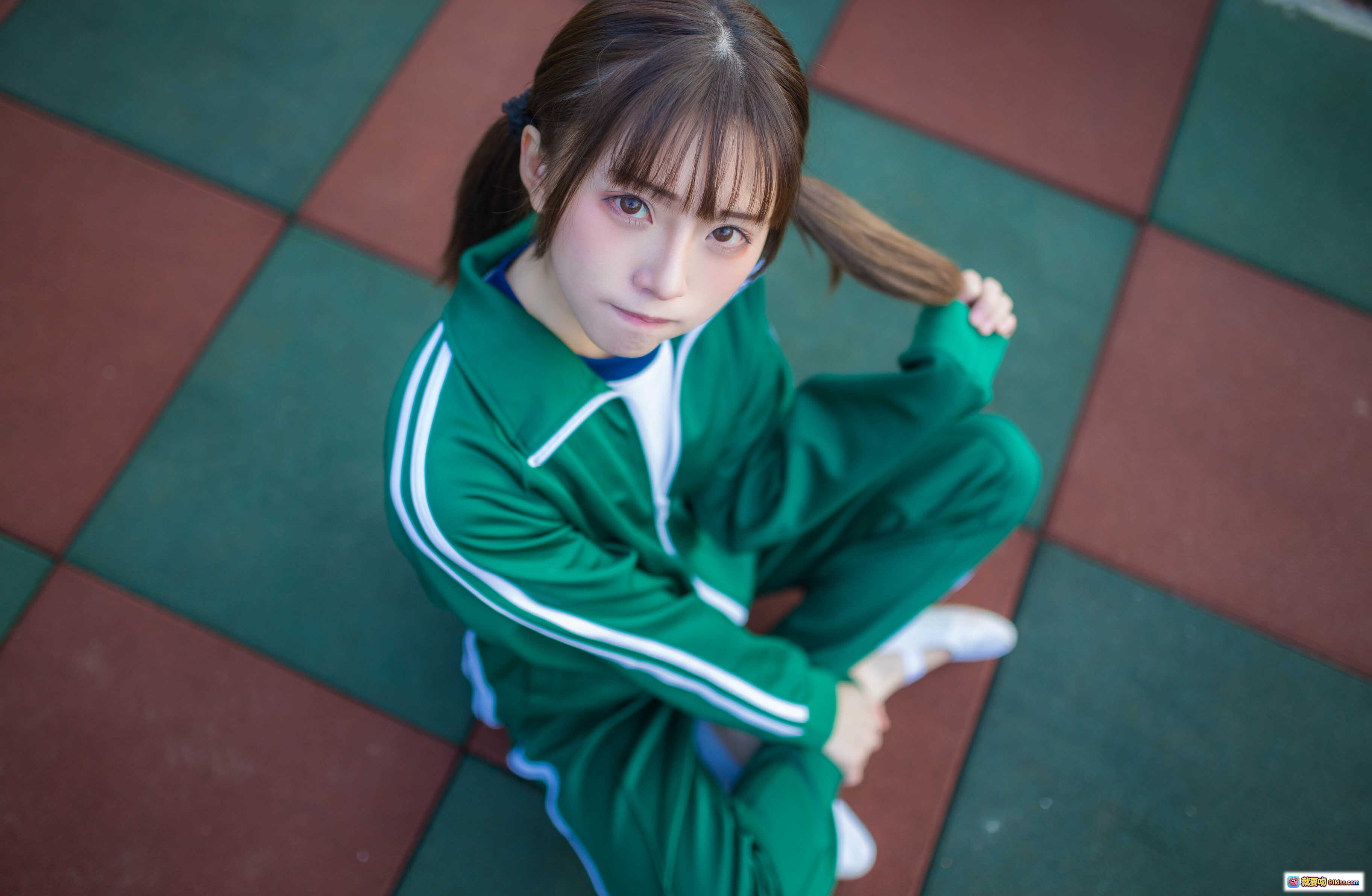 图片[9] - 绿运动服女孩校园风写真｜蓝色看台休闲姿态｜青春活力学生装｜Kitaro绮太郎NO.046系列 - 就要吻