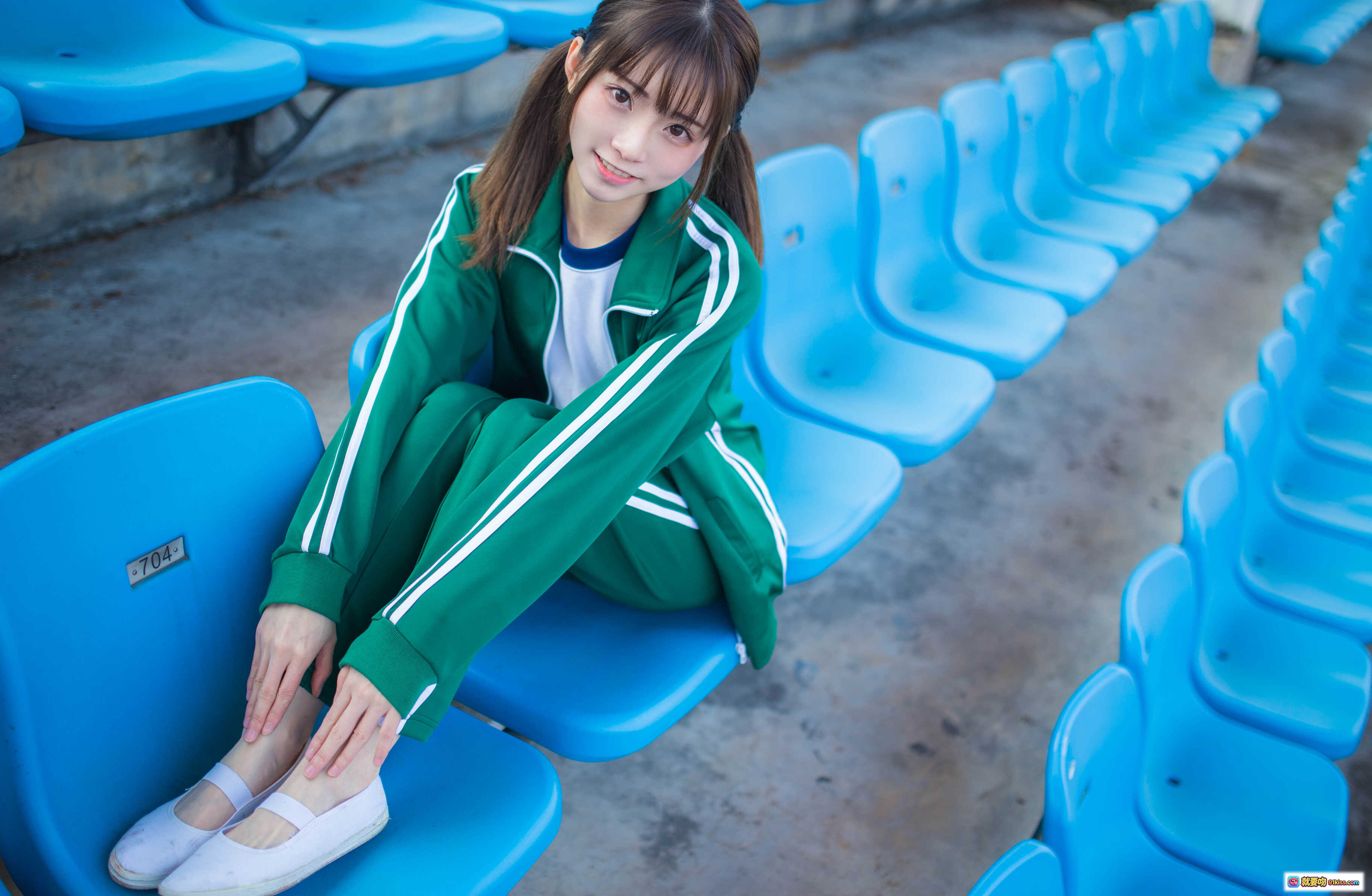 图片[2] - 绿运动服女孩校园风写真｜蓝色看台休闲姿态｜青春活力学生装｜Kitaro绮太郎NO.046系列 - 就要吻