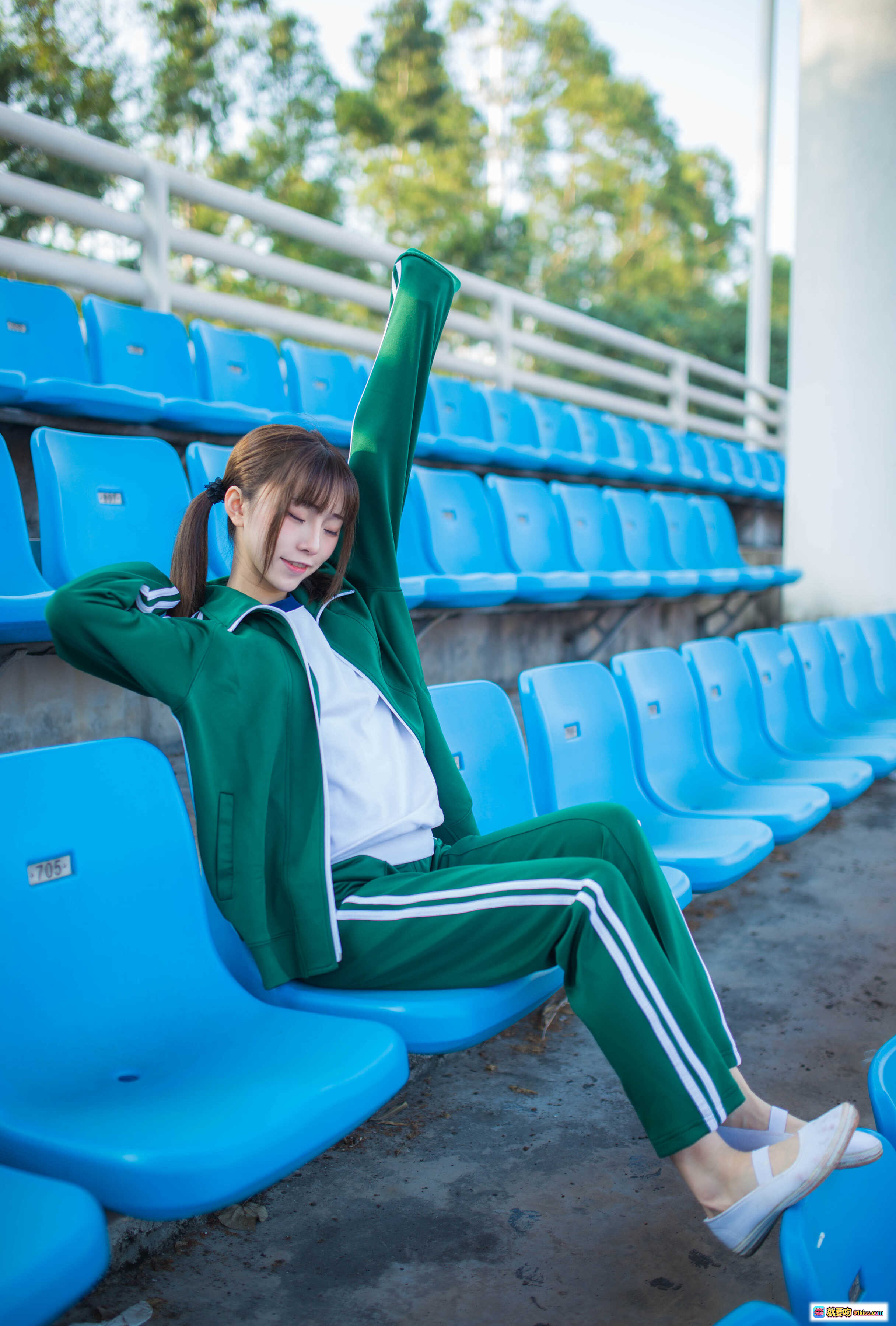 图片[1] - 绿运动服女孩校园风写真｜蓝色看台休闲姿态｜青春活力学生装｜Kitaro绮太郎NO.046系列 - 就要吻