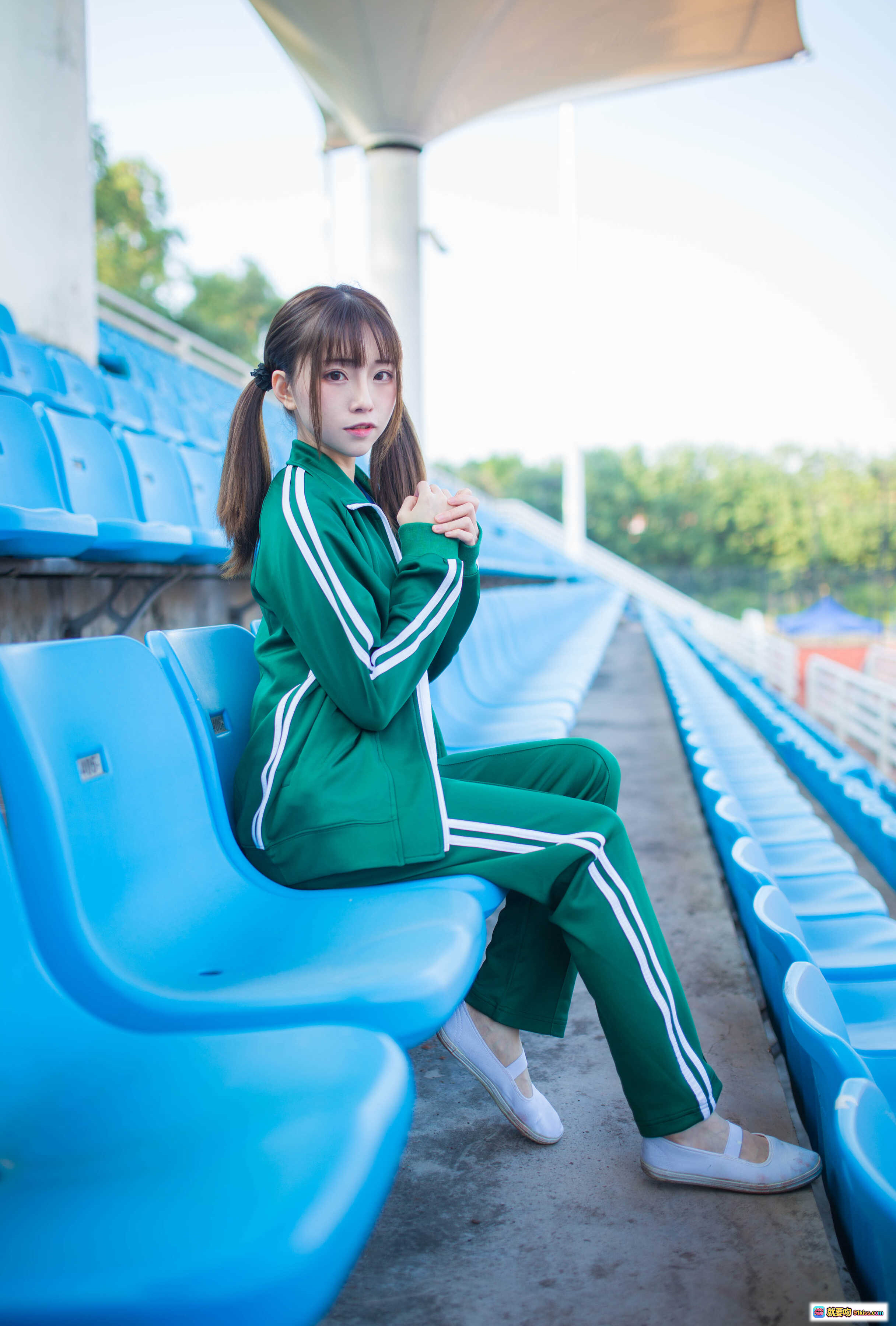 图片[8] - 绿运动服女孩校园风写真｜蓝色看台休闲姿态｜青春活力学生装｜Kitaro绮太郎NO.046系列 - 就要吻