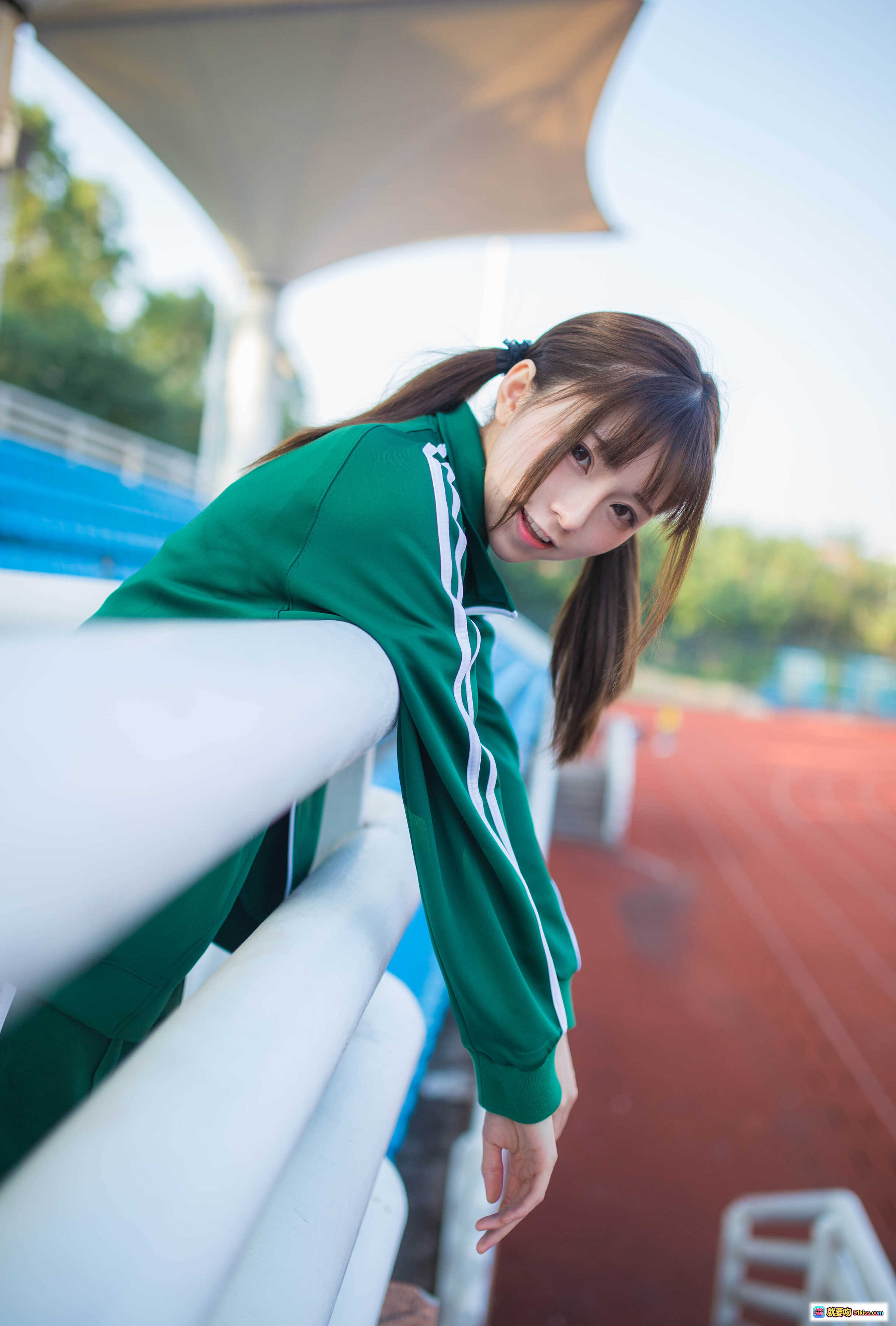 图片[5] - 绿运动服女孩校园风写真｜蓝色看台休闲姿态｜青春活力学生装｜Kitaro绮太郎NO.046系列 - 就要吻