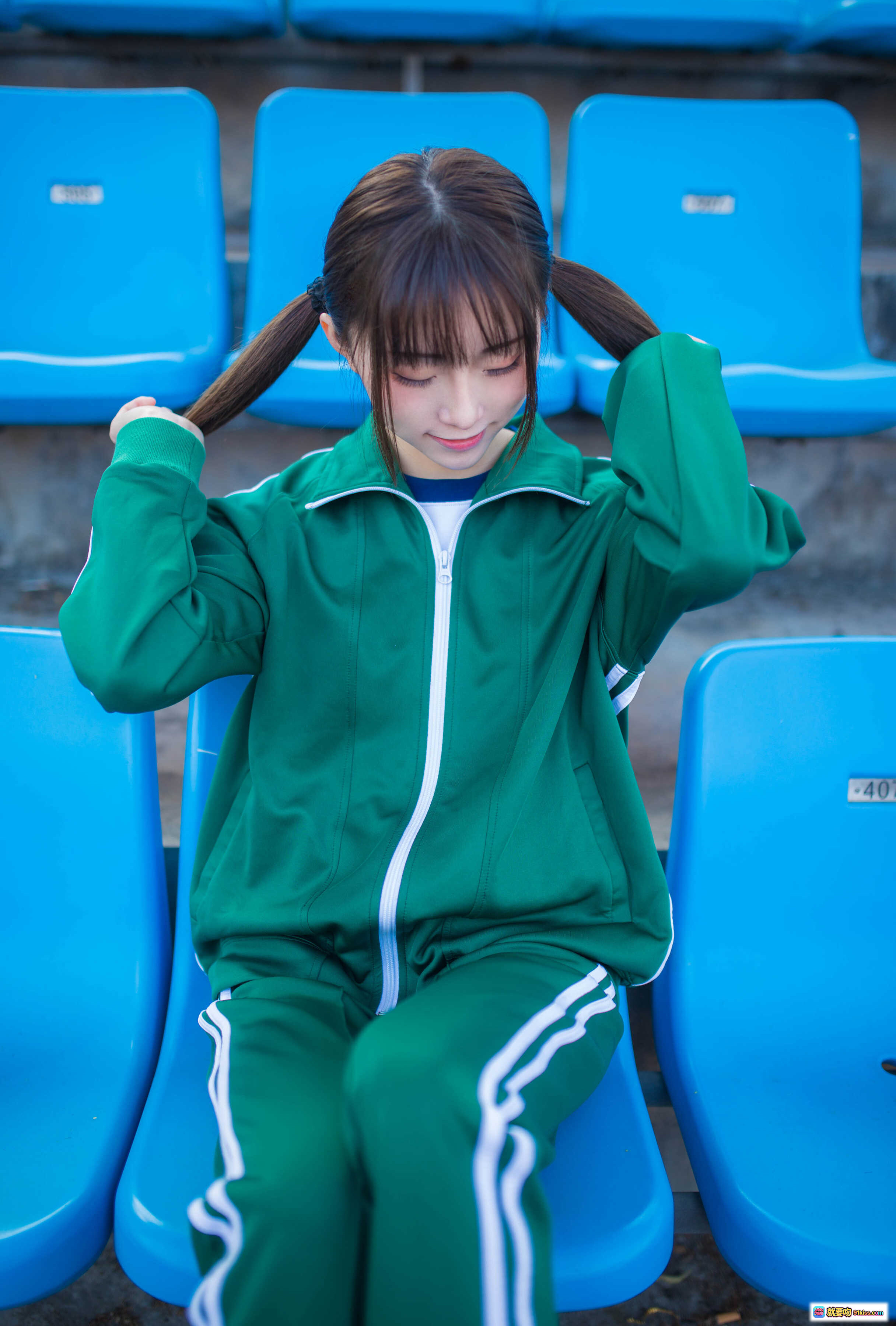 图片[3] - 绿运动服女孩校园风写真｜蓝色看台休闲姿态｜青春活力学生装｜Kitaro绮太郎NO.046系列 - 就要吻