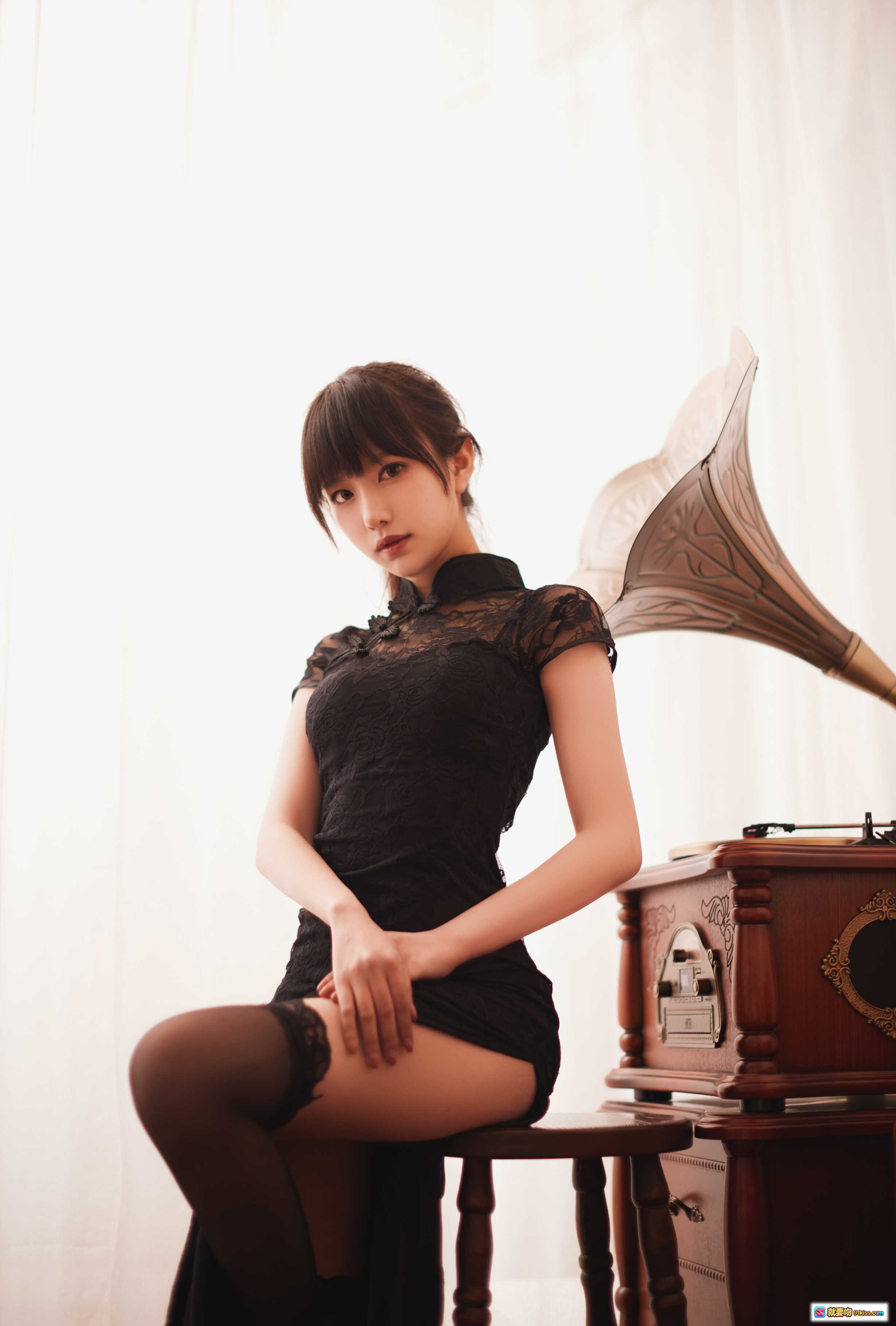 图片[5] - Shika小鹿鹿NO.066女友本真爱版｜黑色蕾丝旗袍写真｜复古留声机旁优雅姿态｜20P高清图集 - 就要吻