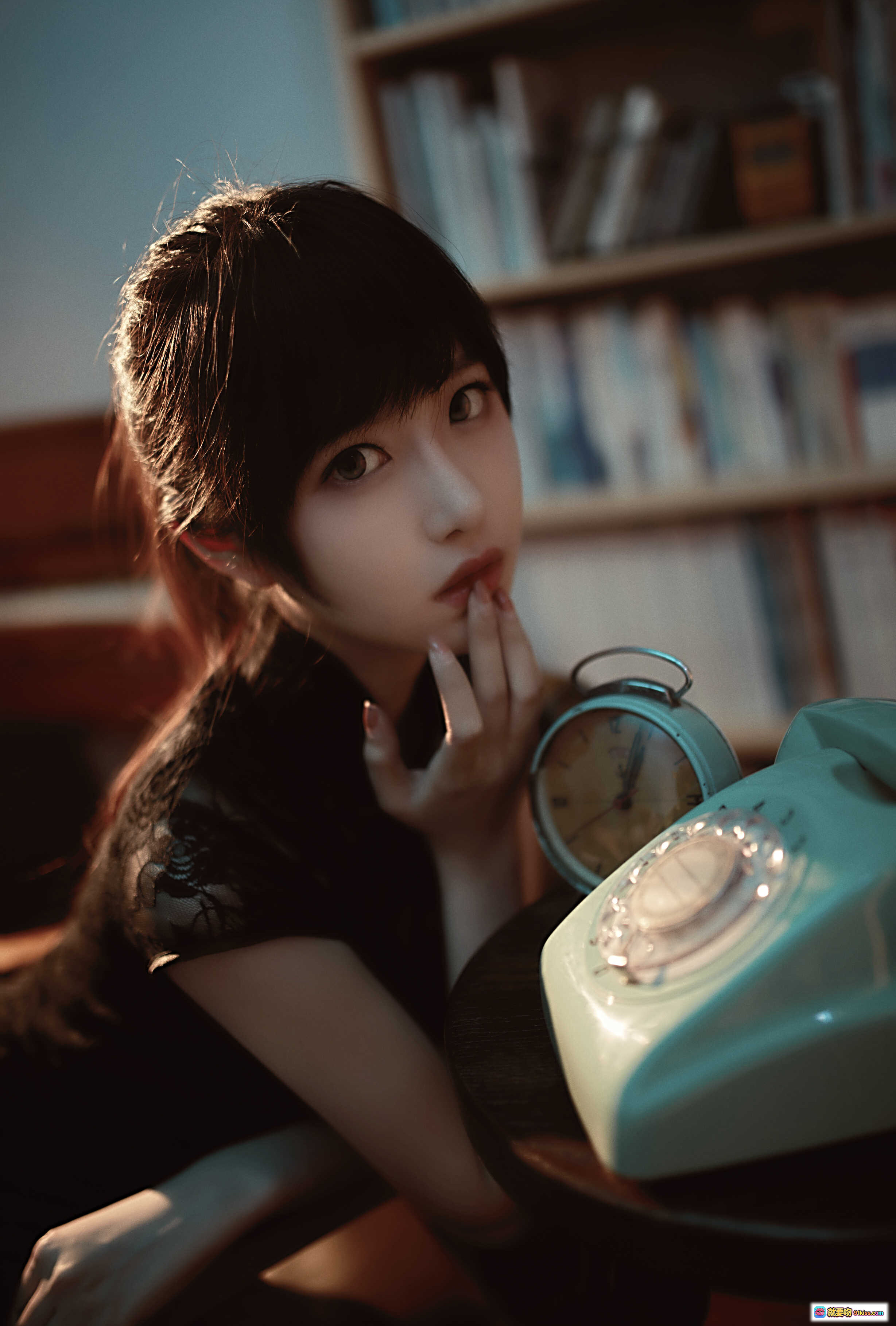 图片[8] - Shika小鹿鹿NO.066女友本真爱版｜黑色蕾丝旗袍写真｜复古留声机旁优雅姿态｜20P高清图集 - 就要吻