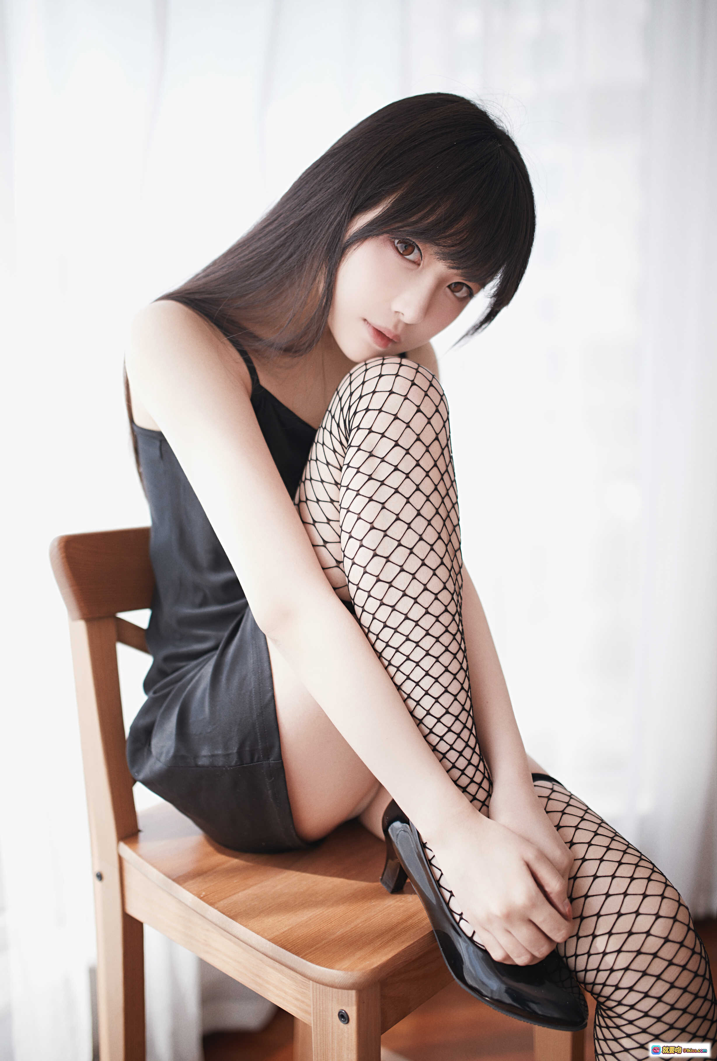 图片[2] - Shika小鹿鹿NO.066女友本真爱版｜黑色蕾丝旗袍写真｜复古留声机旁优雅姿态｜20P高清图集 - 就要吻