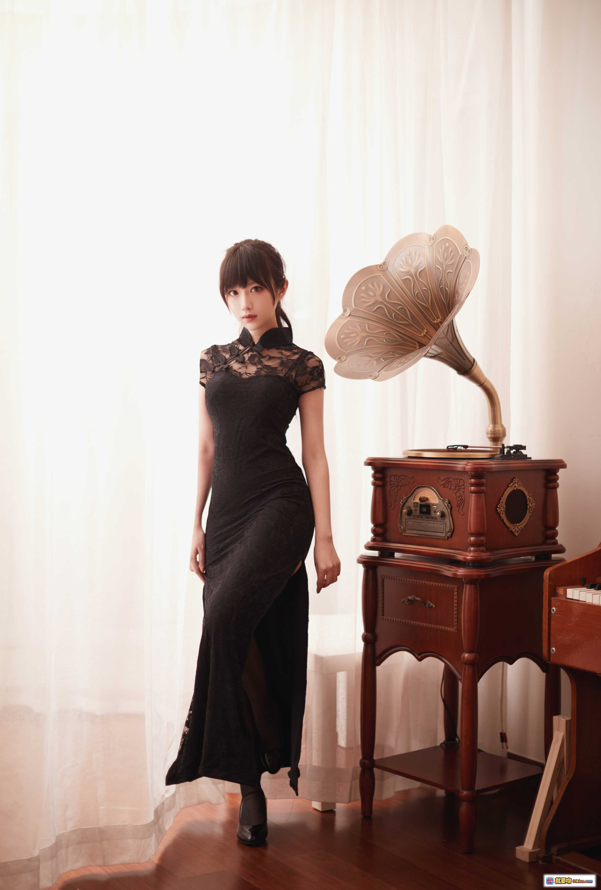 Shika小鹿鹿NO.066女友本真爱版｜黑色蕾丝旗袍写真｜复古留声机旁优雅姿态｜20P高清图集 - 就要吻