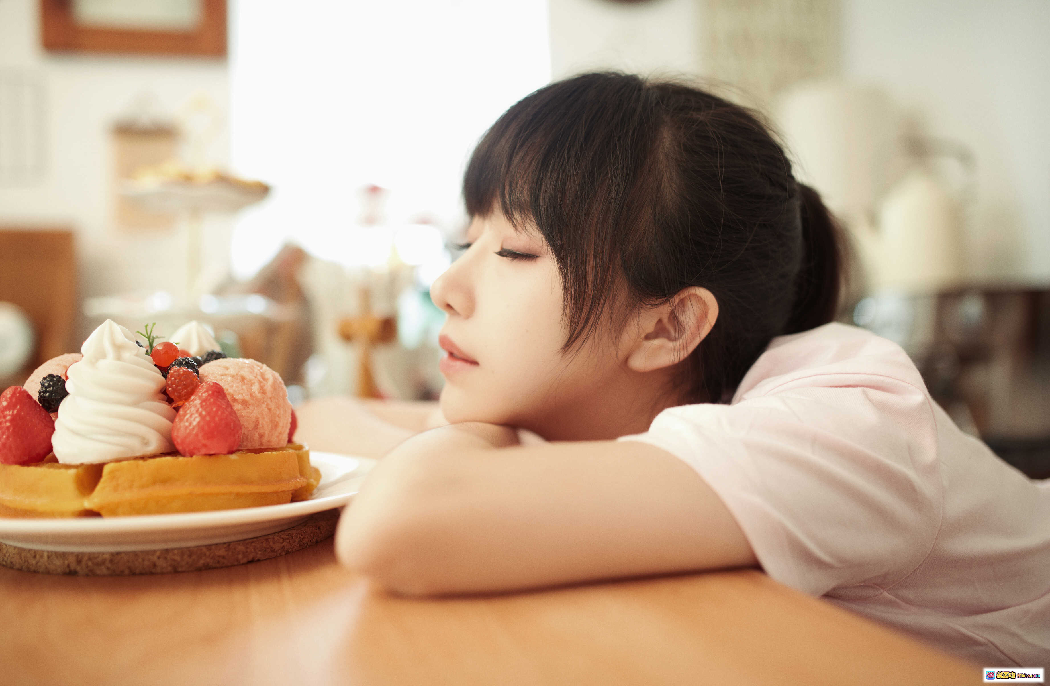 图片[9] - Shika小鹿鹿NO.066女友本真爱版｜黑色蕾丝旗袍写真｜复古留声机旁优雅姿态｜20P高清图集 - 就要吻