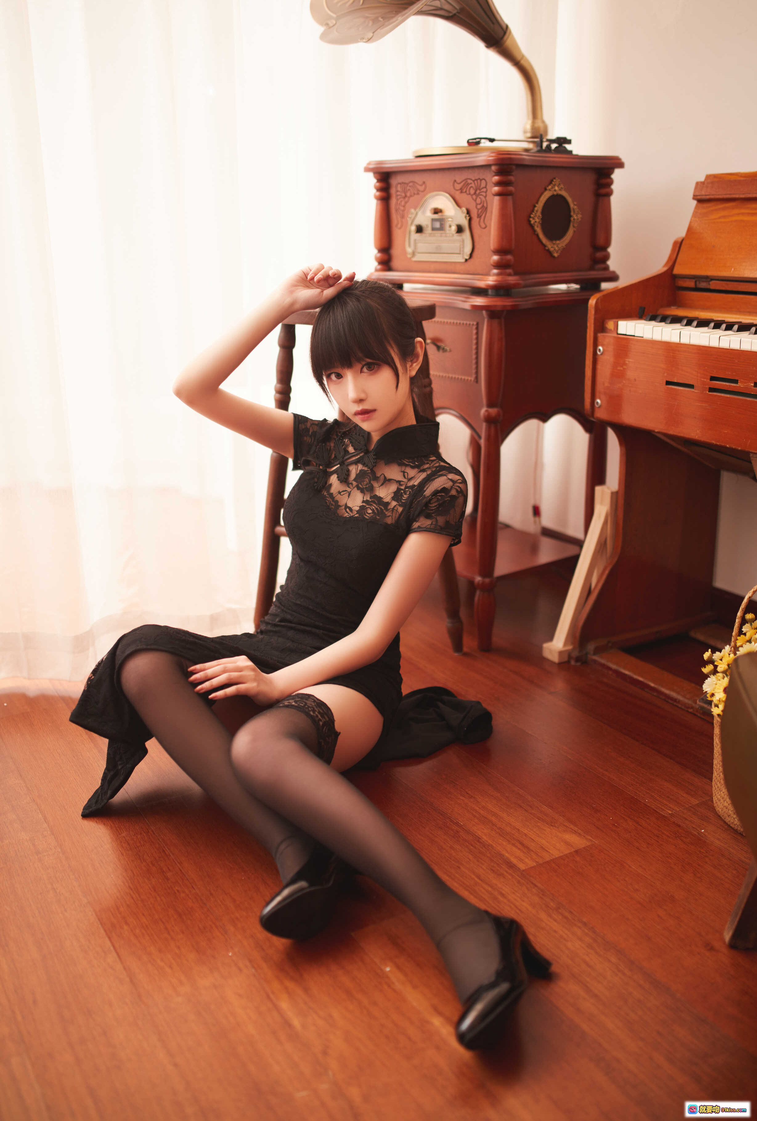 图片[3] - Shika小鹿鹿NO.066女友本真爱版｜黑色蕾丝旗袍写真｜复古留声机旁优雅姿态｜20P高清图集 - 就要吻