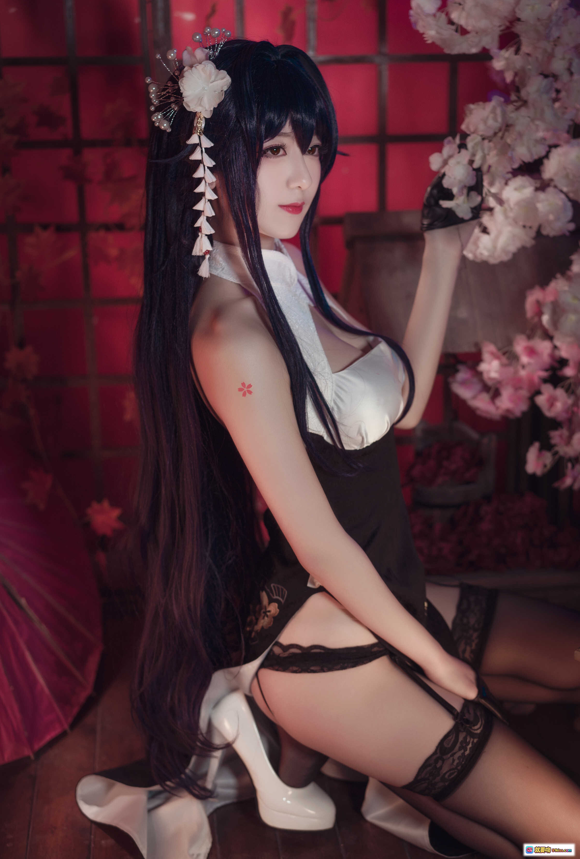 图片[6] - 弥音音NO.039吾妻旗袍Cosplay写真｜黑发花饰+蕾丝手套+日式和风场景+樱花背景+白高跟美腿诱惑 - 就要吻