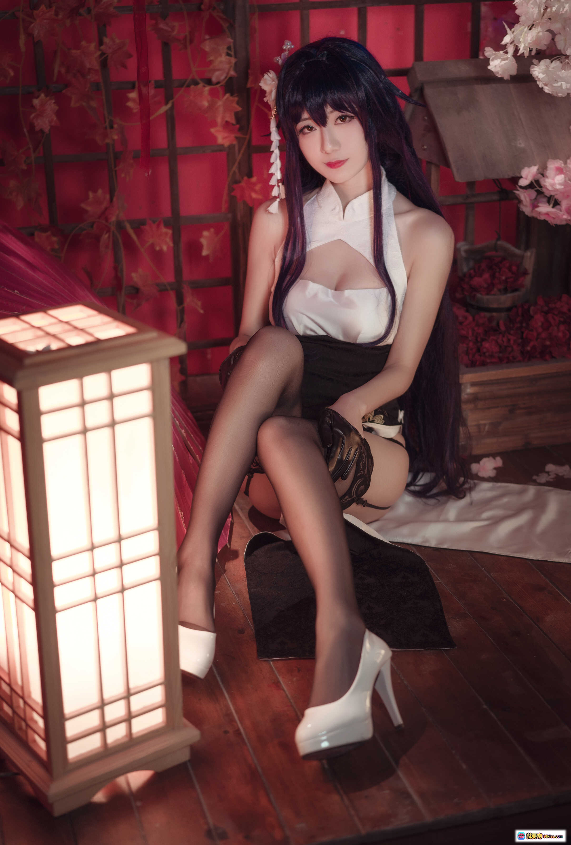图片[4] - 弥音音NO.039吾妻旗袍Cosplay写真｜黑发花饰+蕾丝手套+日式和风场景+樱花背景+白高跟美腿诱惑 - 就要吻