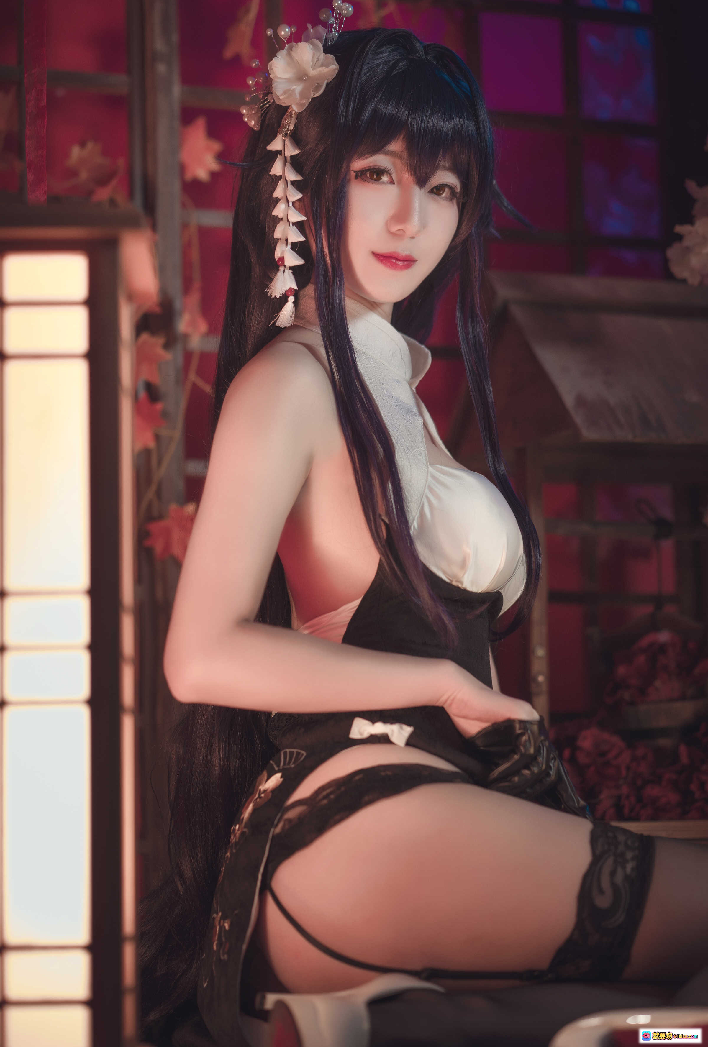图片[8] - 弥音音NO.039吾妻旗袍Cosplay写真｜黑发花饰+蕾丝手套+日式和风场景+樱花背景+白高跟美腿诱惑 - 就要吻