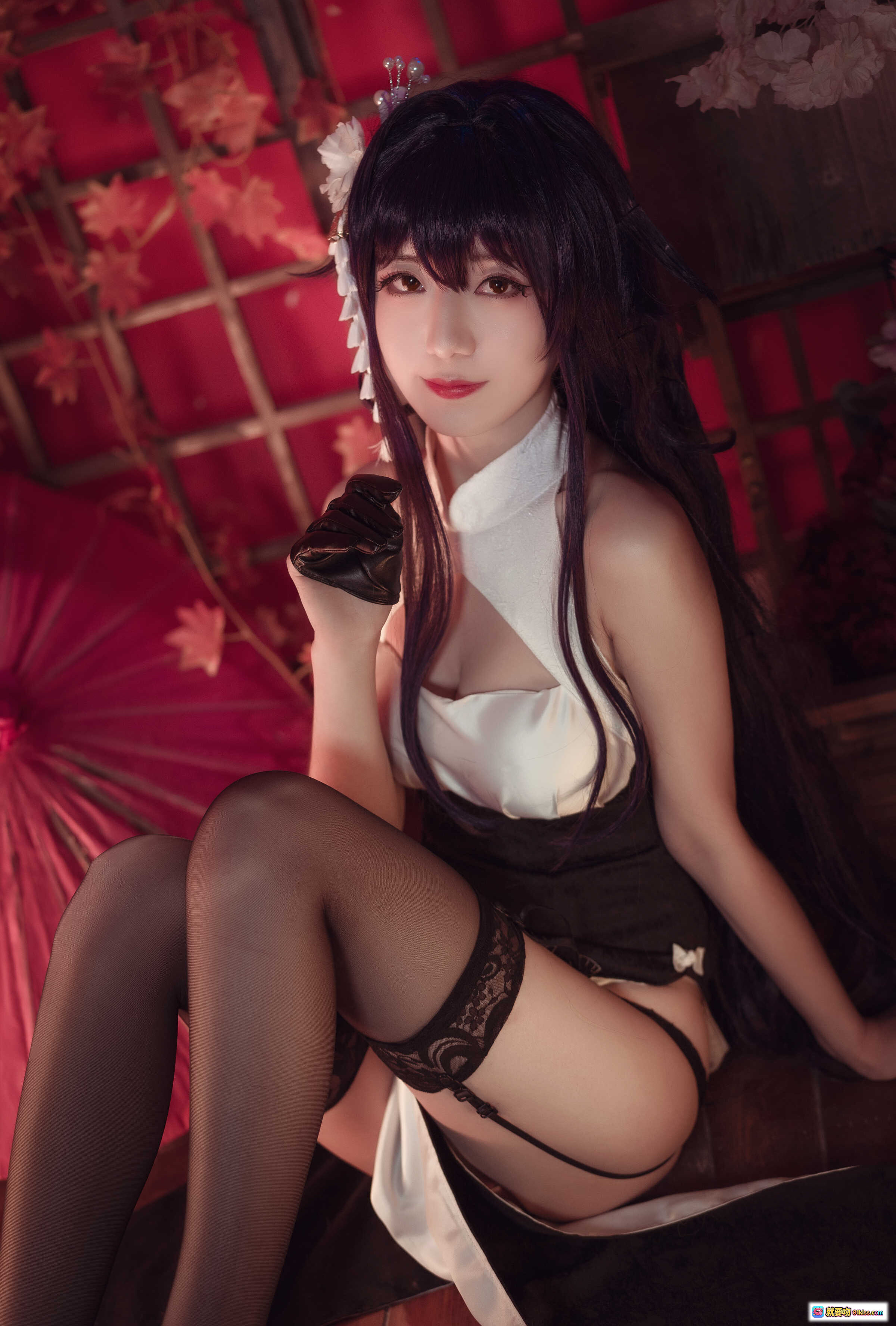 图片[2] - 弥音音NO.039吾妻旗袍Cosplay写真｜黑发花饰+蕾丝手套+日式和风场景+樱花背景+白高跟美腿诱惑 - 就要吻