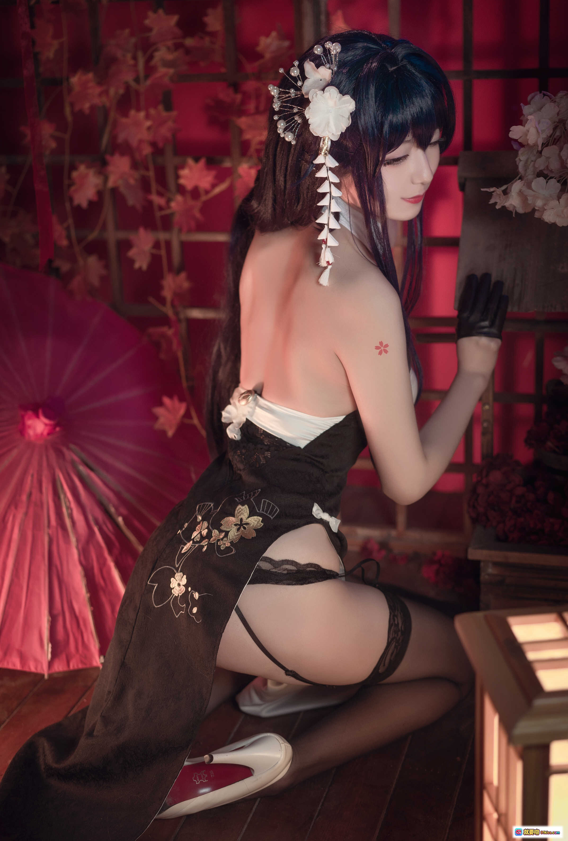 图片[3] - 弥音音NO.039吾妻旗袍Cosplay写真｜黑发花饰+蕾丝手套+日式和风场景+樱花背景+白高跟美腿诱惑 - 就要吻