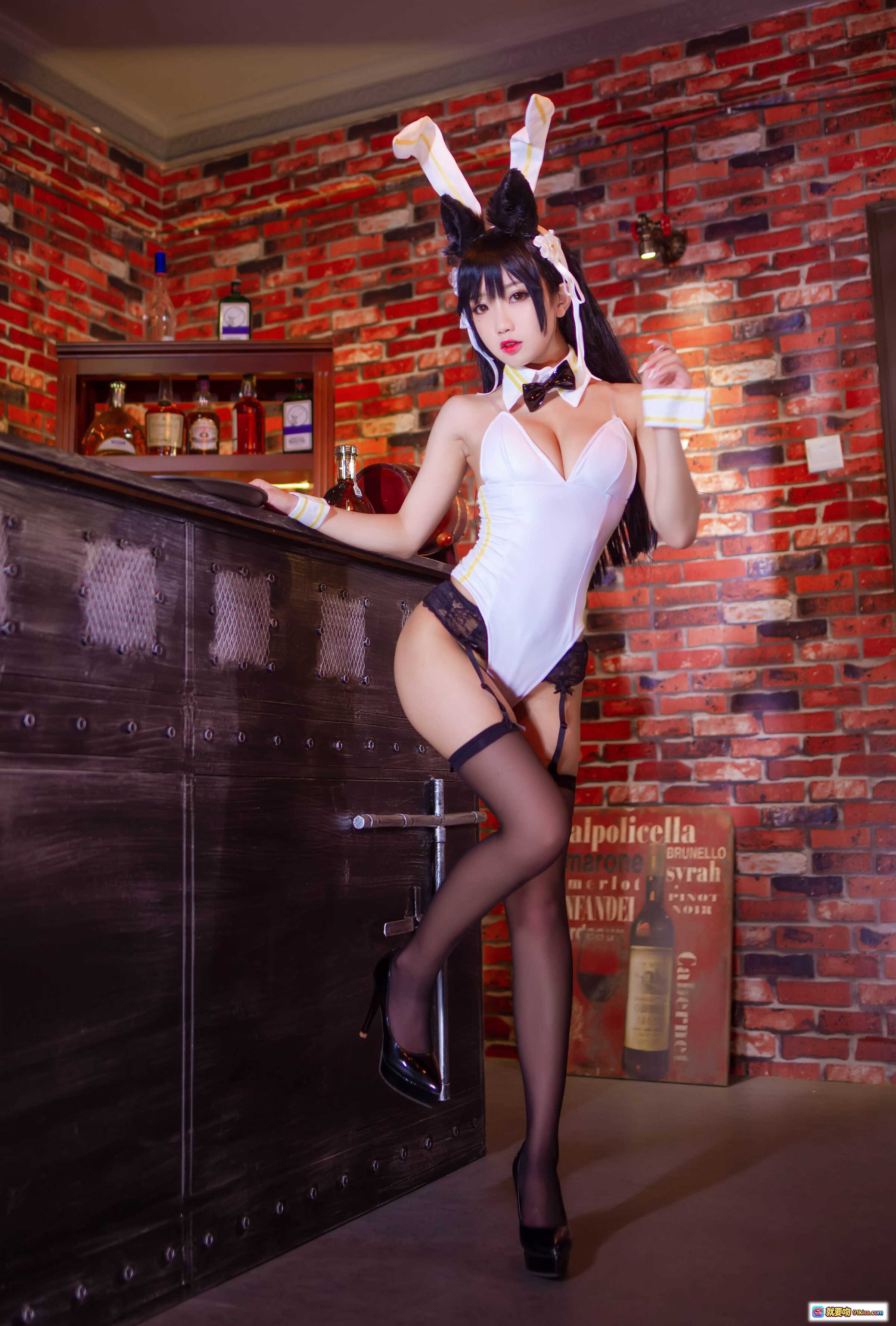 图片[8] - 鬼畜瑶NO.017酒吧兔女郎写真 20P308MB 黑丝高跟兔耳装 持酒杯坐吧台 砖墙酒架背景 二次元Cosplay美图 - 就要吻
