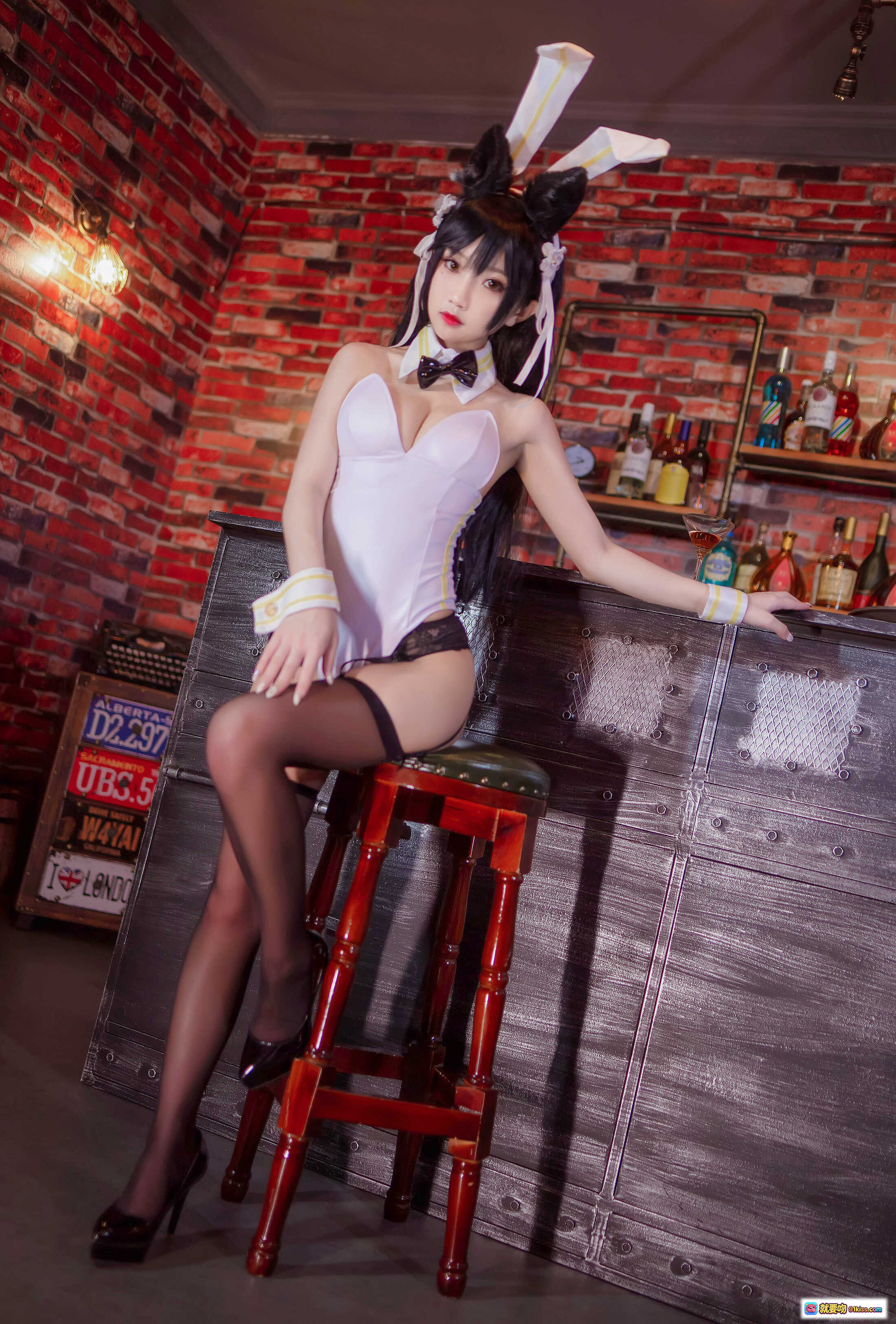 图片[2] - 鬼畜瑶NO.017酒吧兔女郎写真 20P308MB 黑丝高跟兔耳装 持酒杯坐吧台 砖墙酒架背景 二次元Cosplay美图 - 就要吻