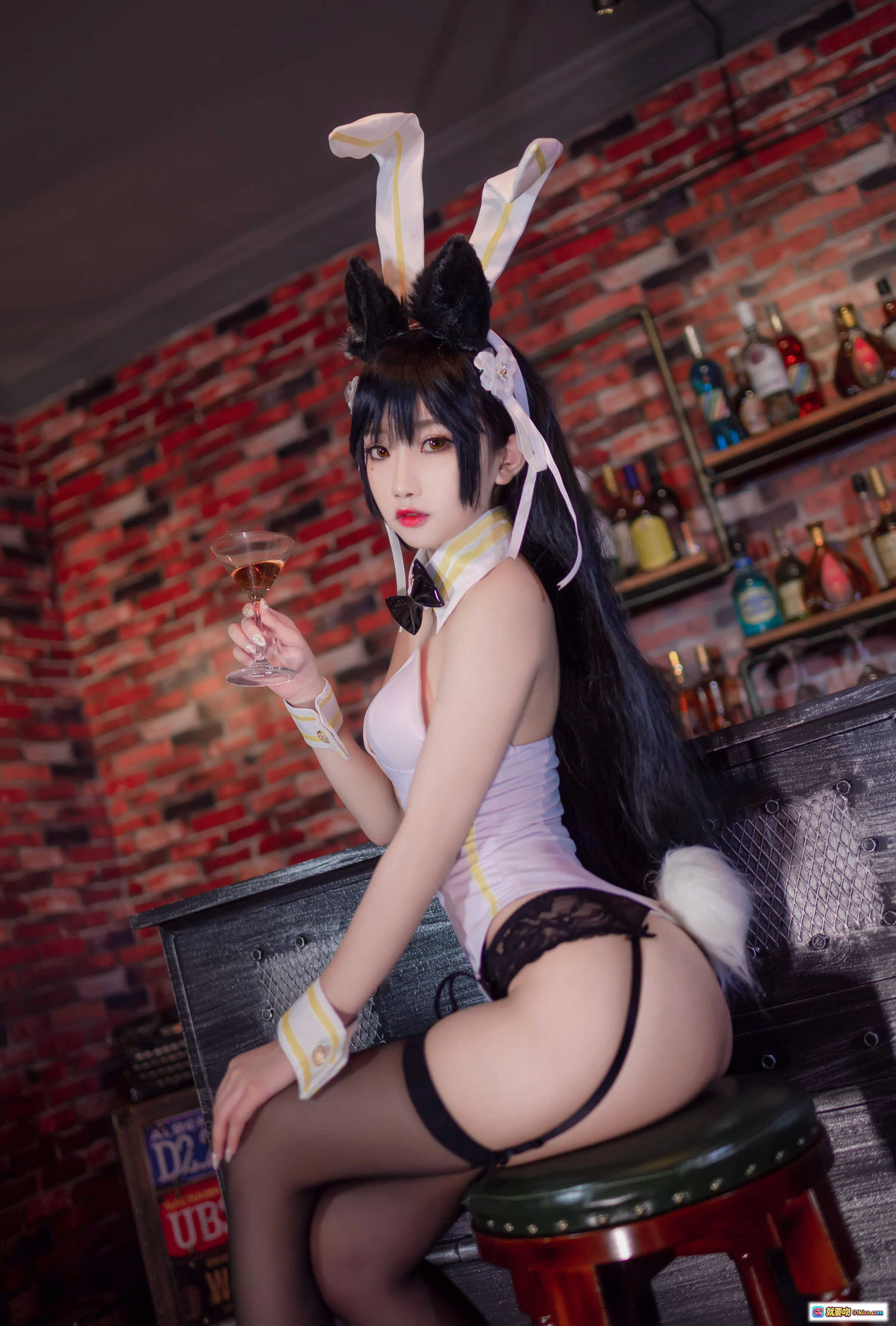 鬼畜瑶NO.017酒吧兔女郎写真 20P308MB 黑丝高跟兔耳装 持酒杯坐吧台 砖墙酒架背景 二次元Cosplay美图 - 就要吻