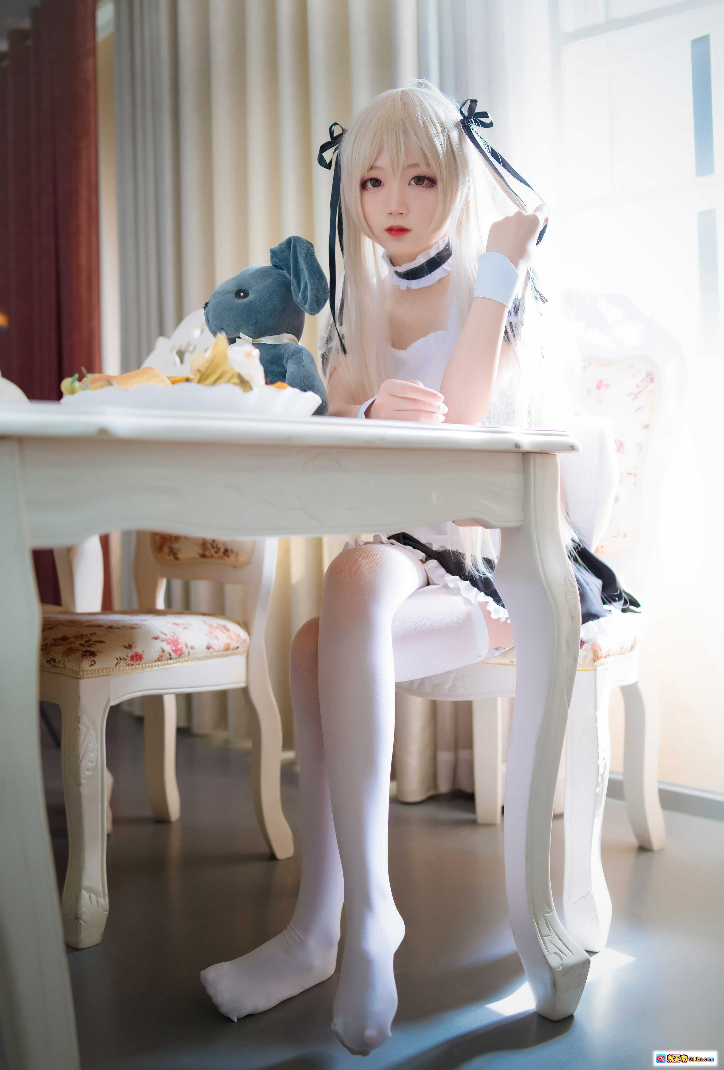 图片[6] - 五更百鬼_NO.013 穹妹女仆装cosplay 白色蕾丝女仆裙+过膝袜+金发双马尾+毛绒兔子玩偶+棕色地毯写真 16P高清图集 - 就要吻