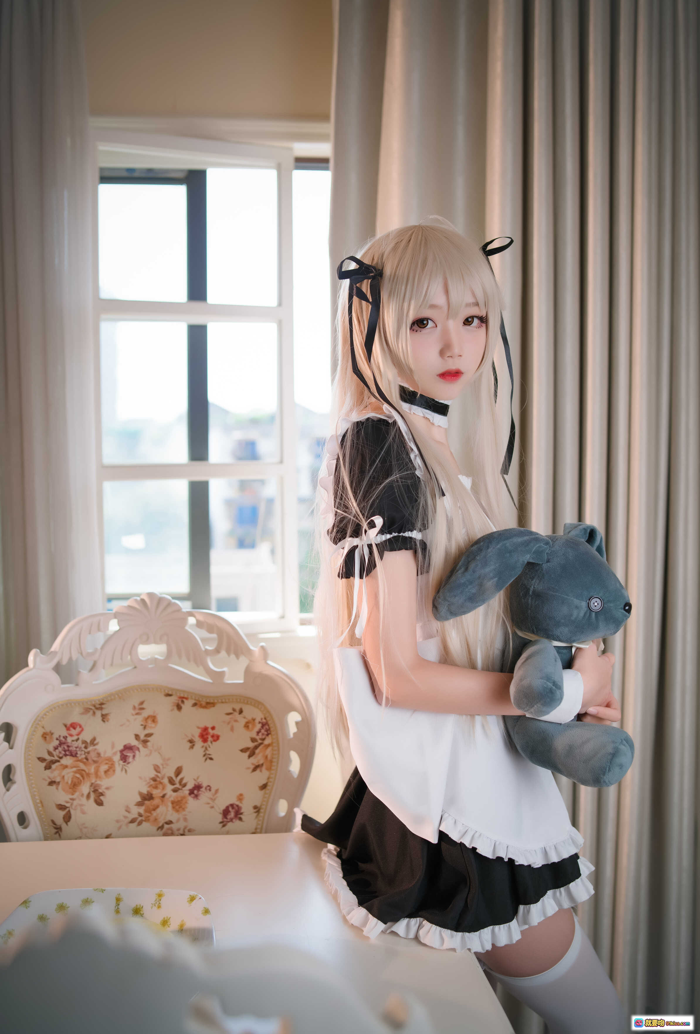 图片[9] - 五更百鬼_NO.013 穹妹女仆装cosplay 白色蕾丝女仆裙+过膝袜+金发双马尾+毛绒兔子玩偶+棕色地毯写真 16P高清图集 - 就要吻