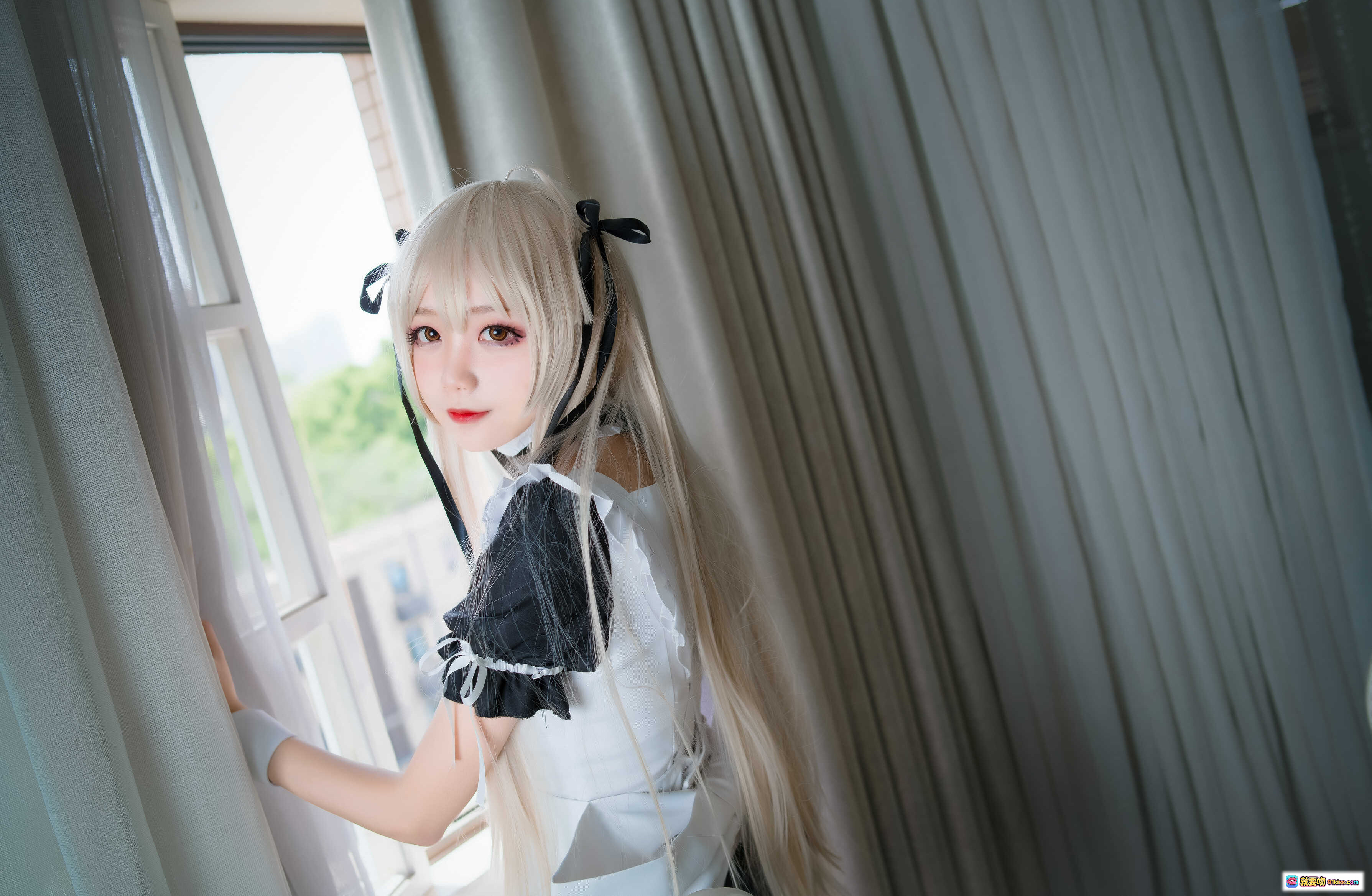 图片[7] - 五更百鬼_NO.013 穹妹女仆装cosplay 白色蕾丝女仆裙+过膝袜+金发双马尾+毛绒兔子玩偶+棕色地毯写真 16P高清图集 - 就要吻