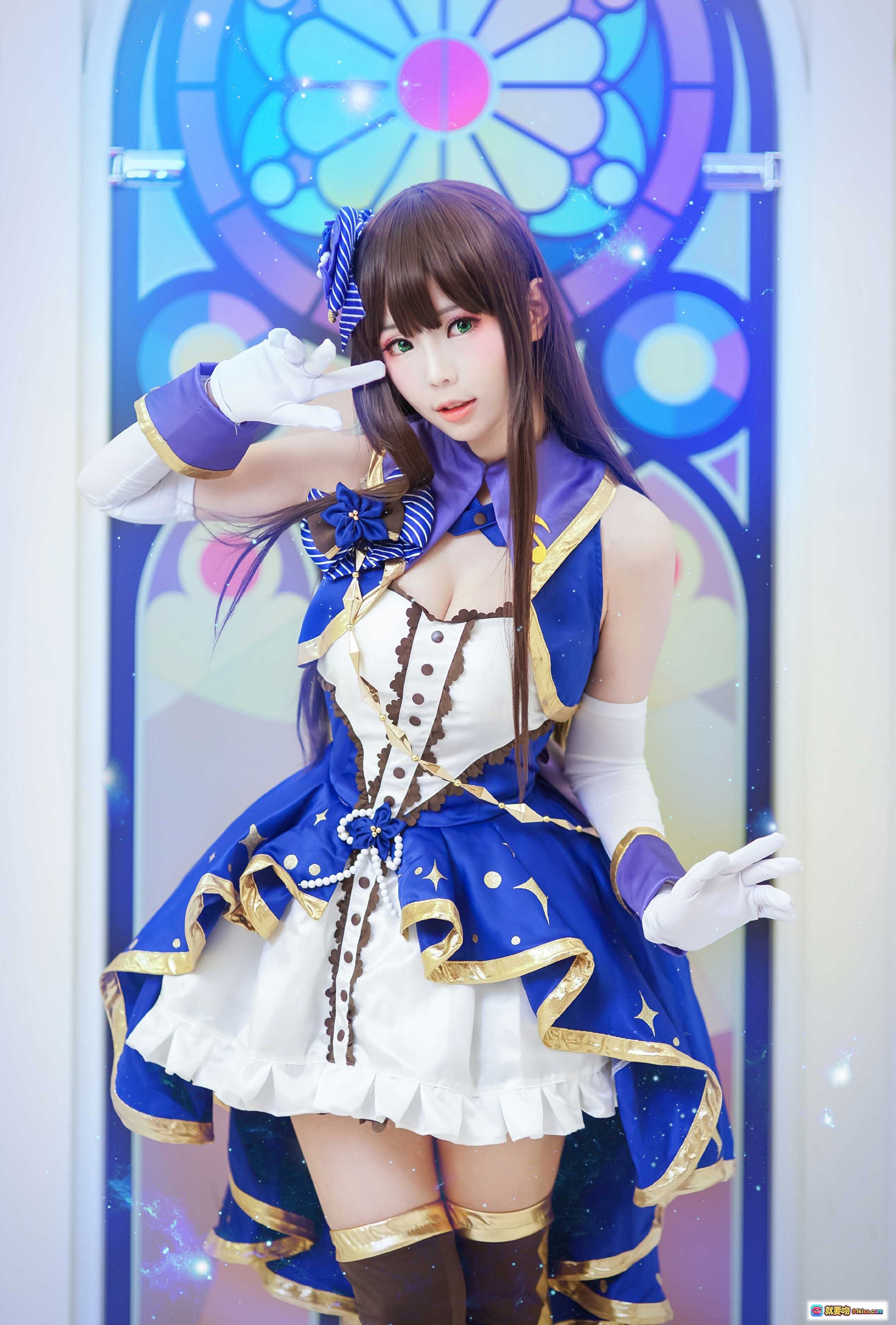 图片[5] - ElyEE子NO.025蓝白女仆装Cosplay舞台灯光写真｜精致头饰+珍珠腰带+白色长袜+手持麦克风造型 - 就要吻