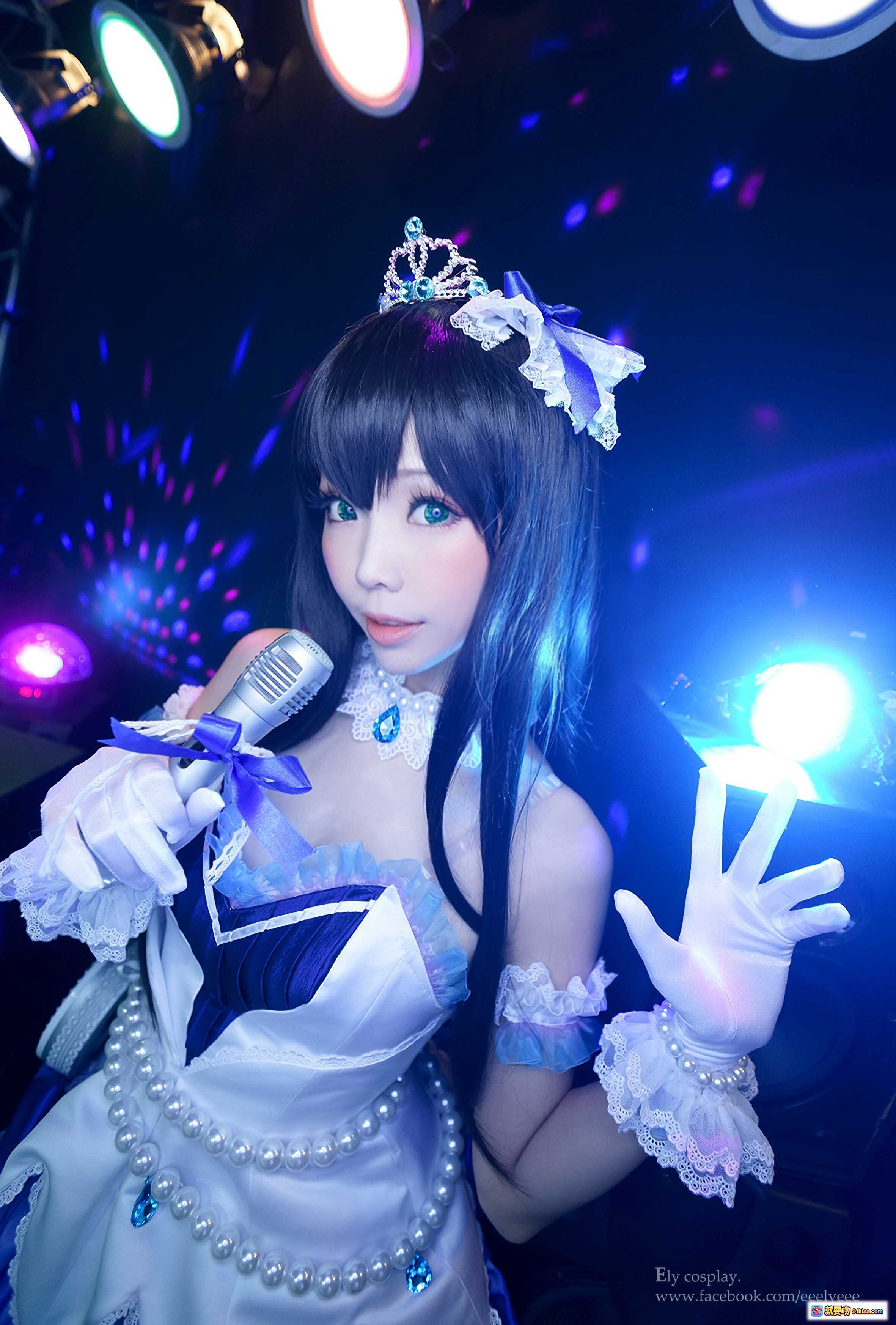 图片[6] - ElyEE子NO.025蓝白女仆装Cosplay舞台灯光写真｜精致头饰+珍珠腰带+白色长袜+手持麦克风造型 - 就要吻