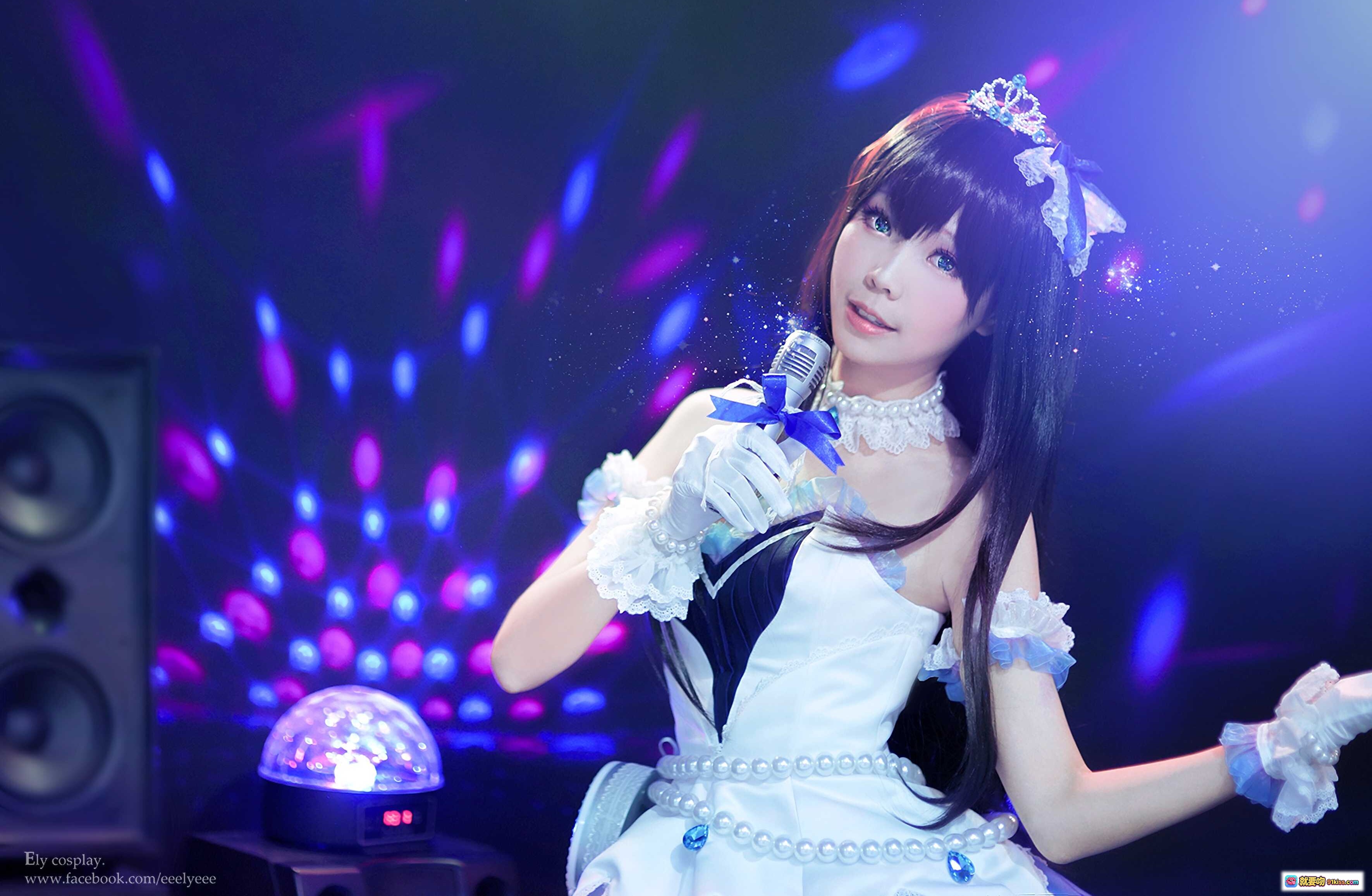图片[9] - ElyEE子NO.025蓝白女仆装Cosplay舞台灯光写真｜精致头饰+珍珠腰带+白色长袜+手持麦克风造型 - 就要吻