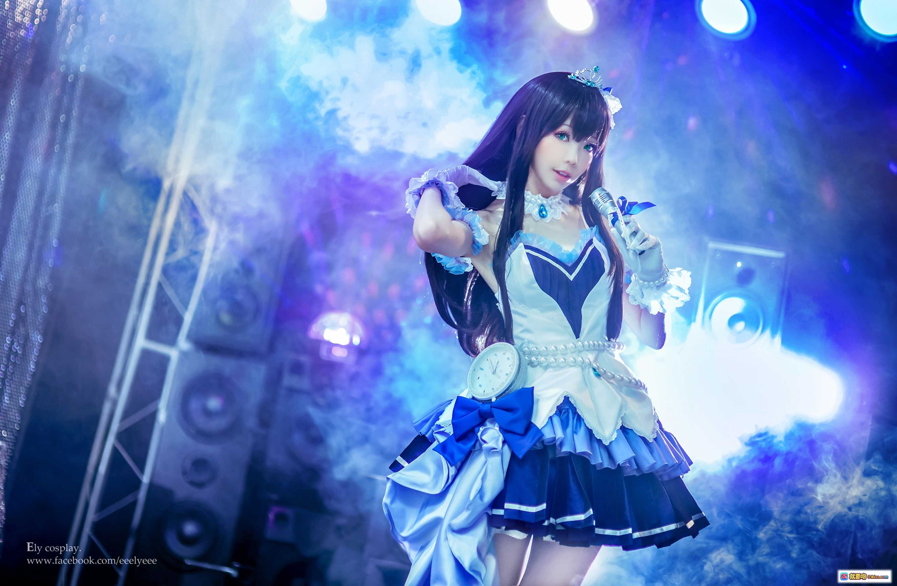 图片[7] - ElyEE子NO.025蓝白女仆装Cosplay舞台灯光写真｜精致头饰+珍珠腰带+白色长袜+手持麦克风造型 - 就要吻