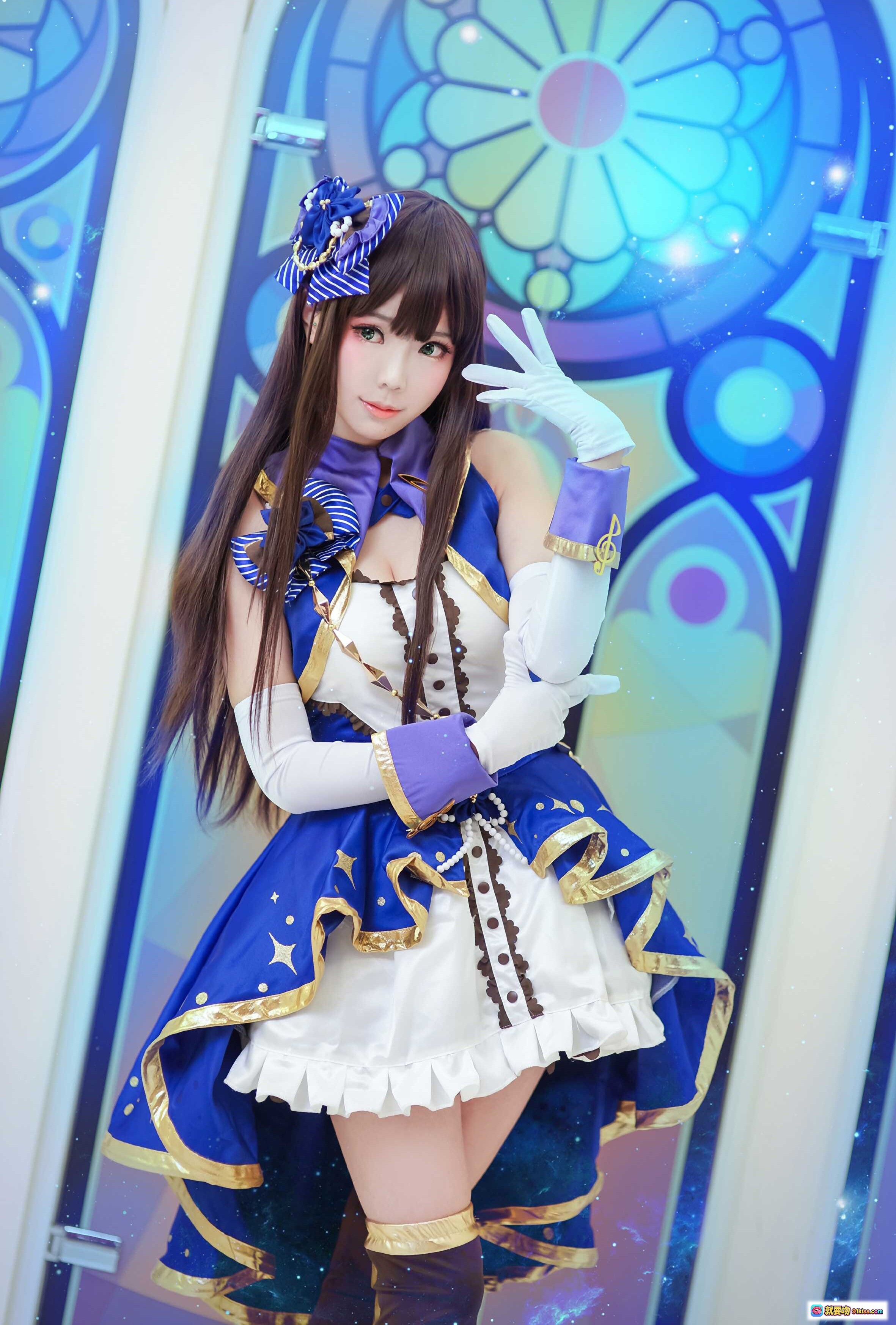 图片[3] - ElyEE子NO.025蓝白女仆装Cosplay舞台灯光写真｜精致头饰+珍珠腰带+白色长袜+手持麦克风造型 - 就要吻