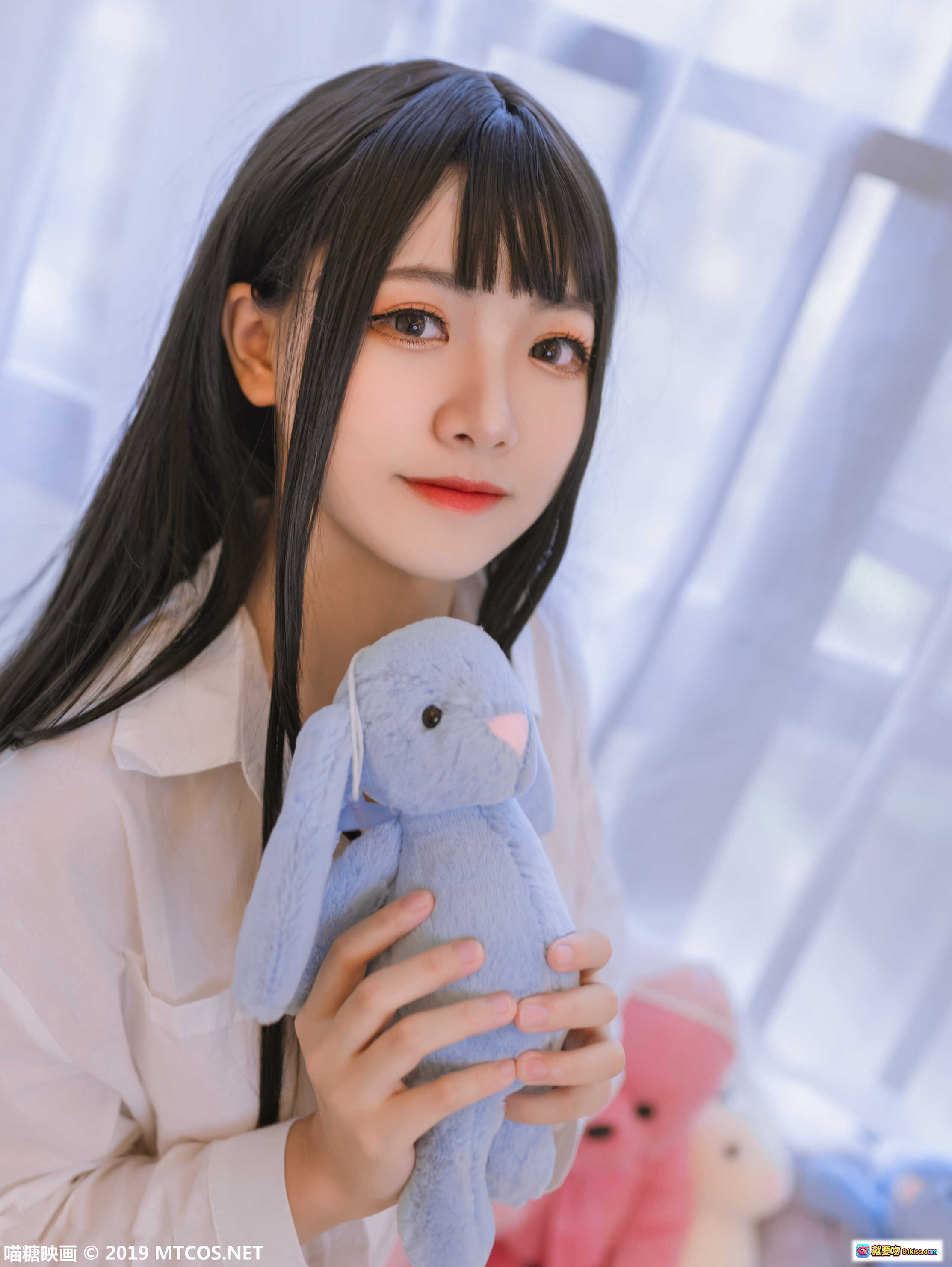 图片[1] - lovely呆玄NO.005男友衬衫写真 | 黑长直少女抱蓝兔玩偶 | 清新室内日系风格 | 40P高清图集 - 就要吻