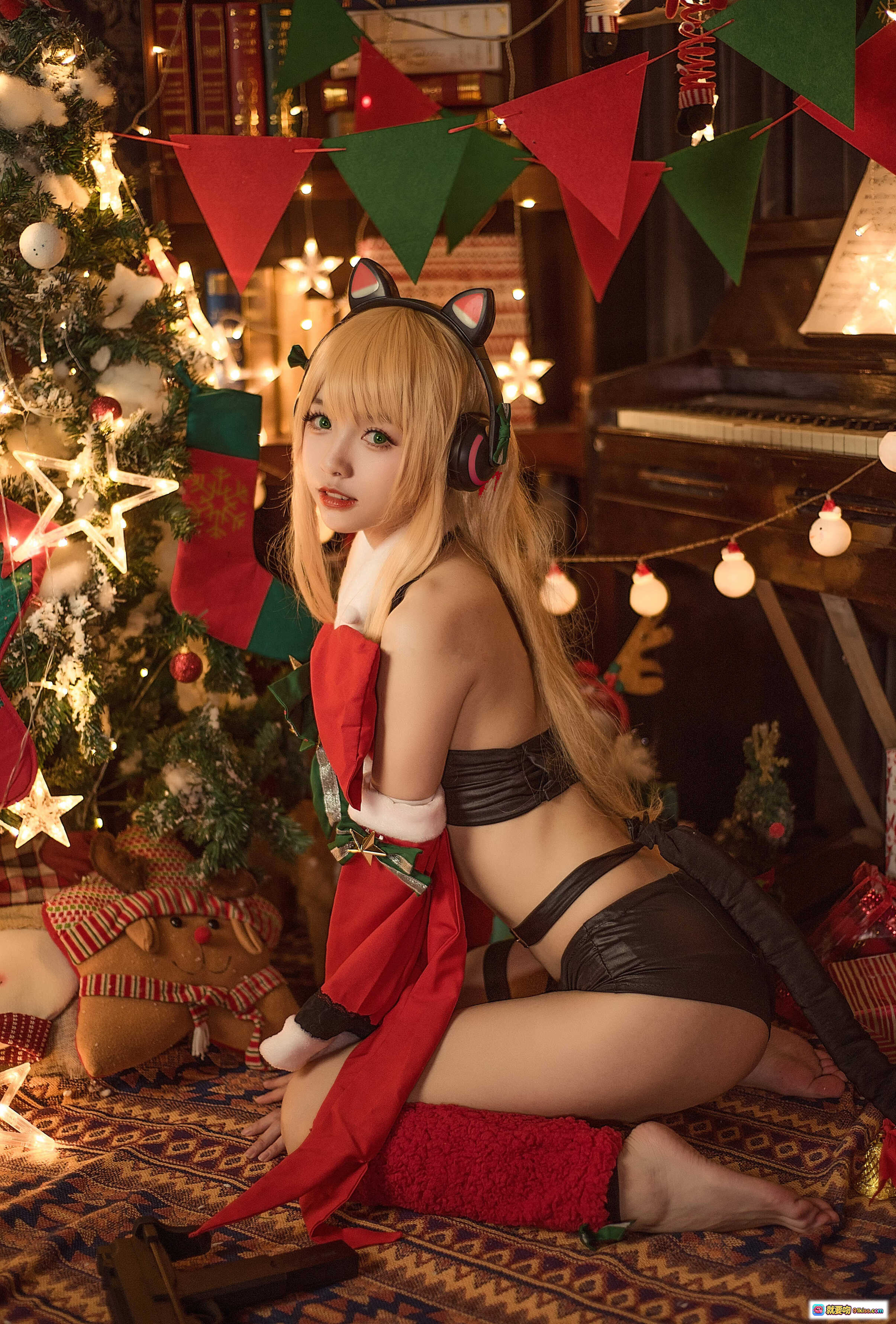 图片[3] - 圣诞cosplay少女写真｜猫耳耳机+红裙圣诞装｜温馨树灯背景｜室内节日氛围感大片 - 就要吻